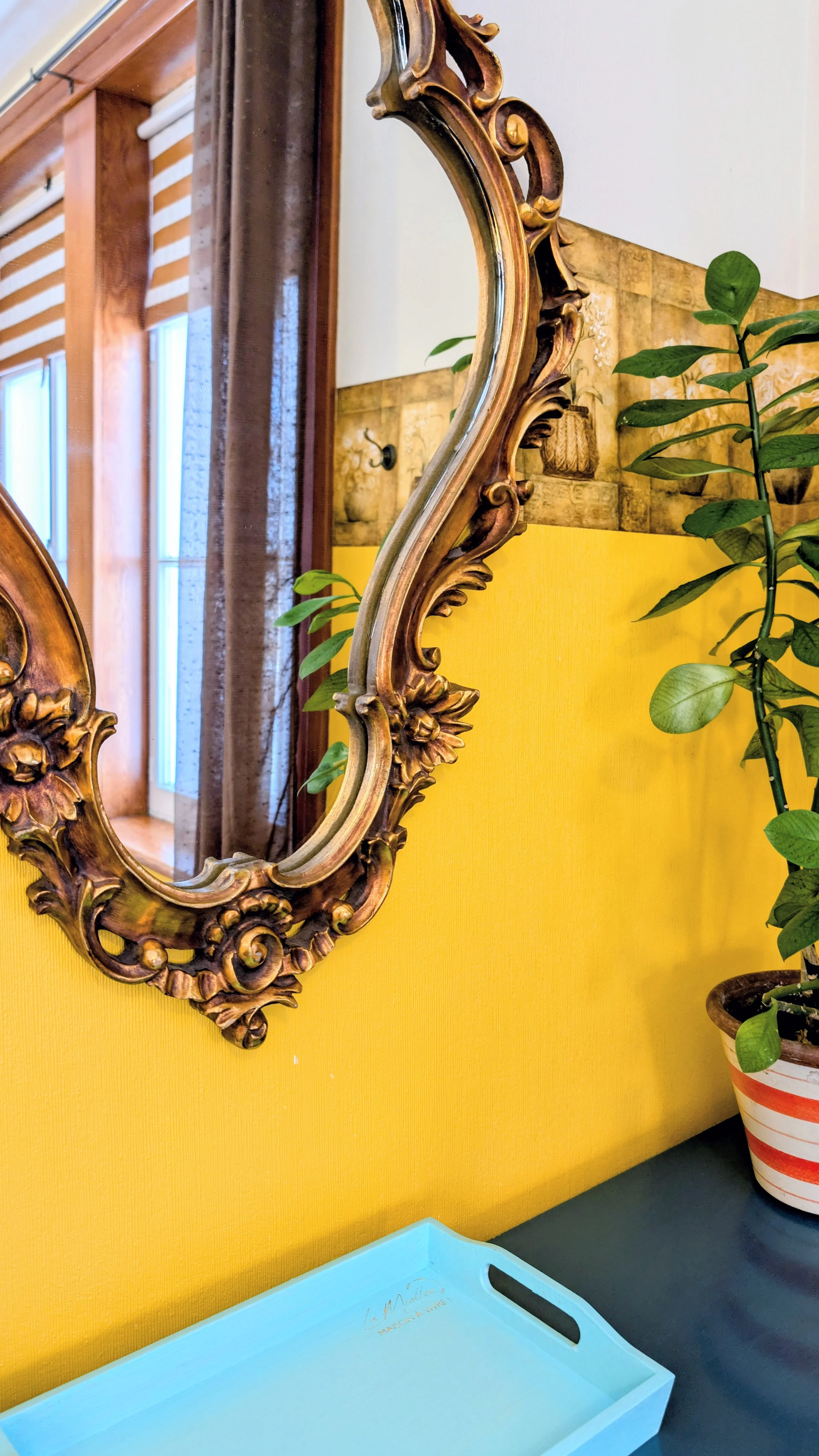 Miroir antique reflétant les doubles fenêtres à crémone de la Chambre La Miellée