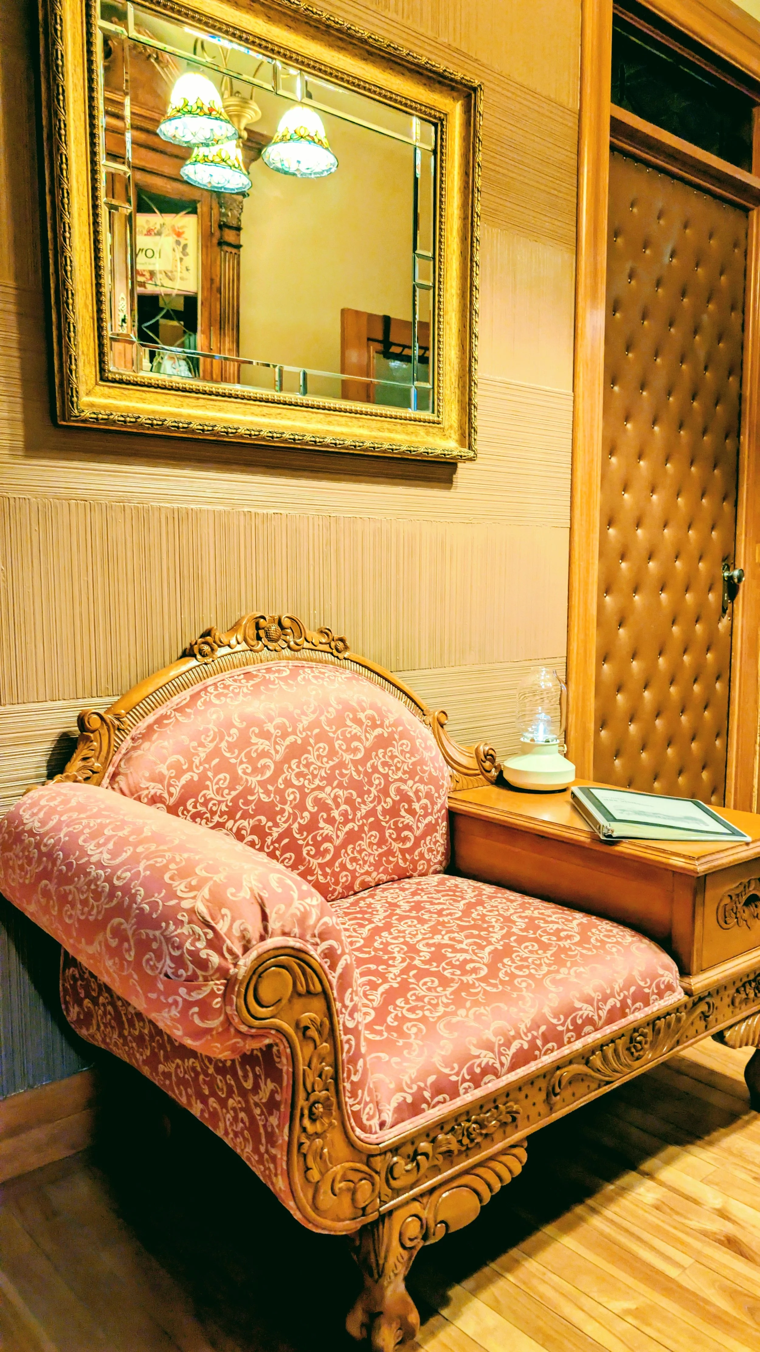 Vue du fauteuil-téléphone antique qui accueille les voyageurs à leur arrivée