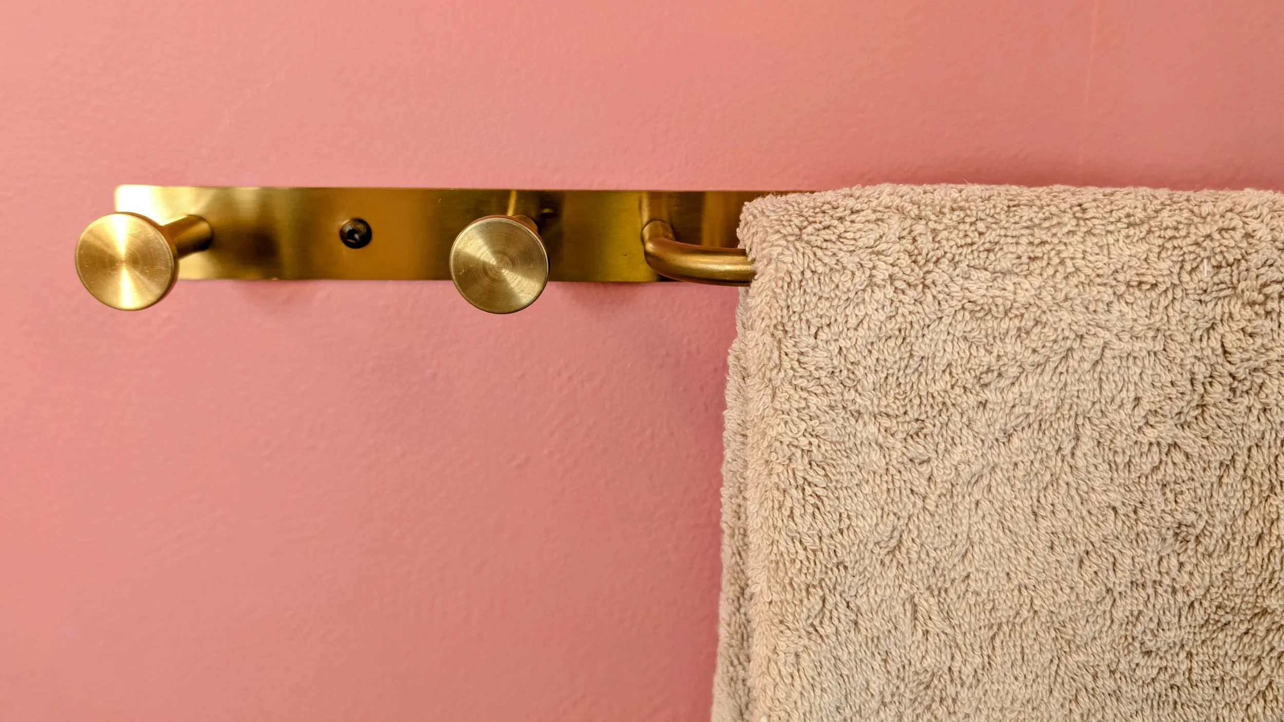 La chambre inclut plusieurs crochets, comme cette barre à serviettes du coin-lavabo