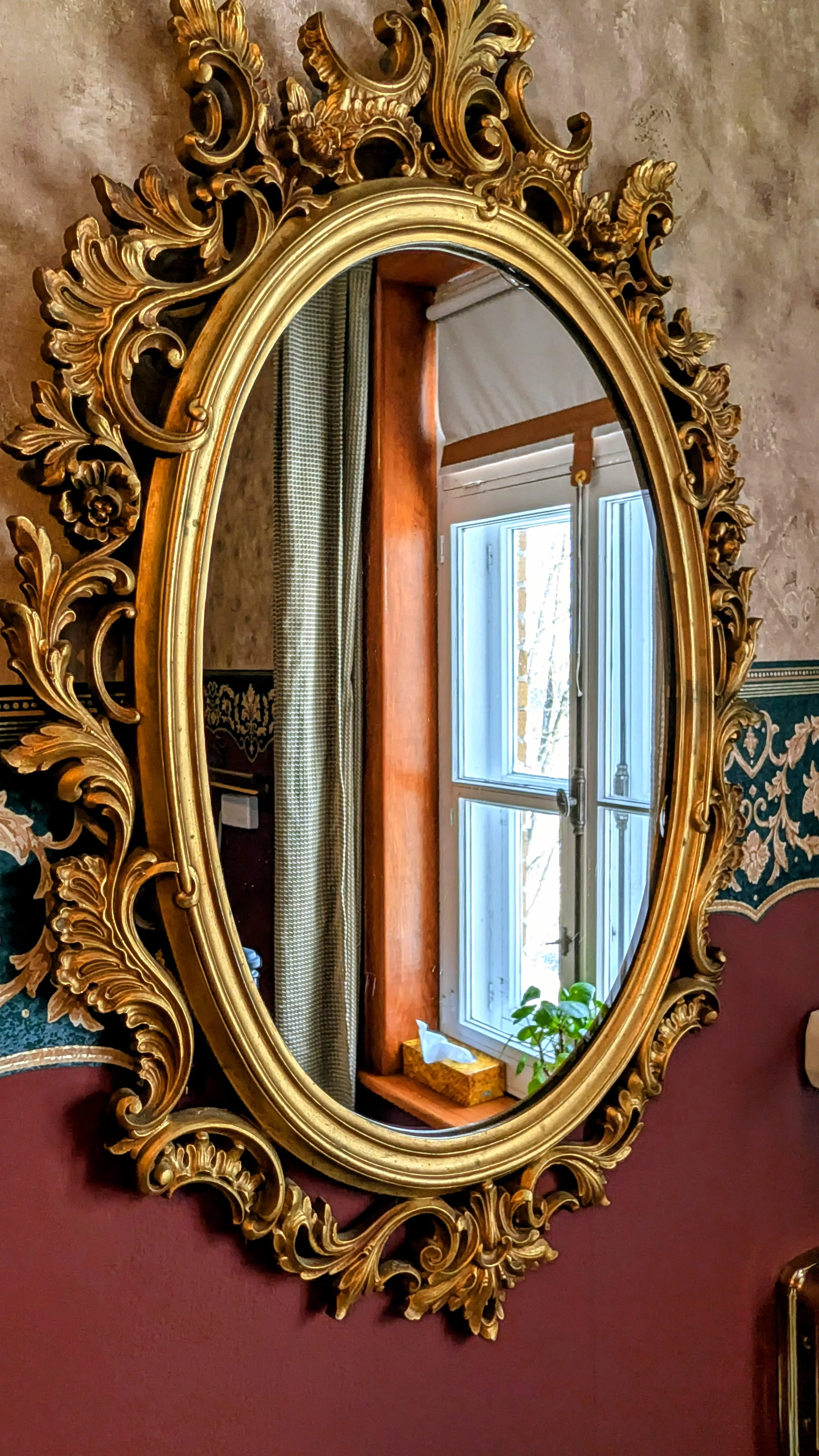 Miroir festonné suspendu au-dessus de l'évier d'époque, dans la chambre La belle Bordeaux