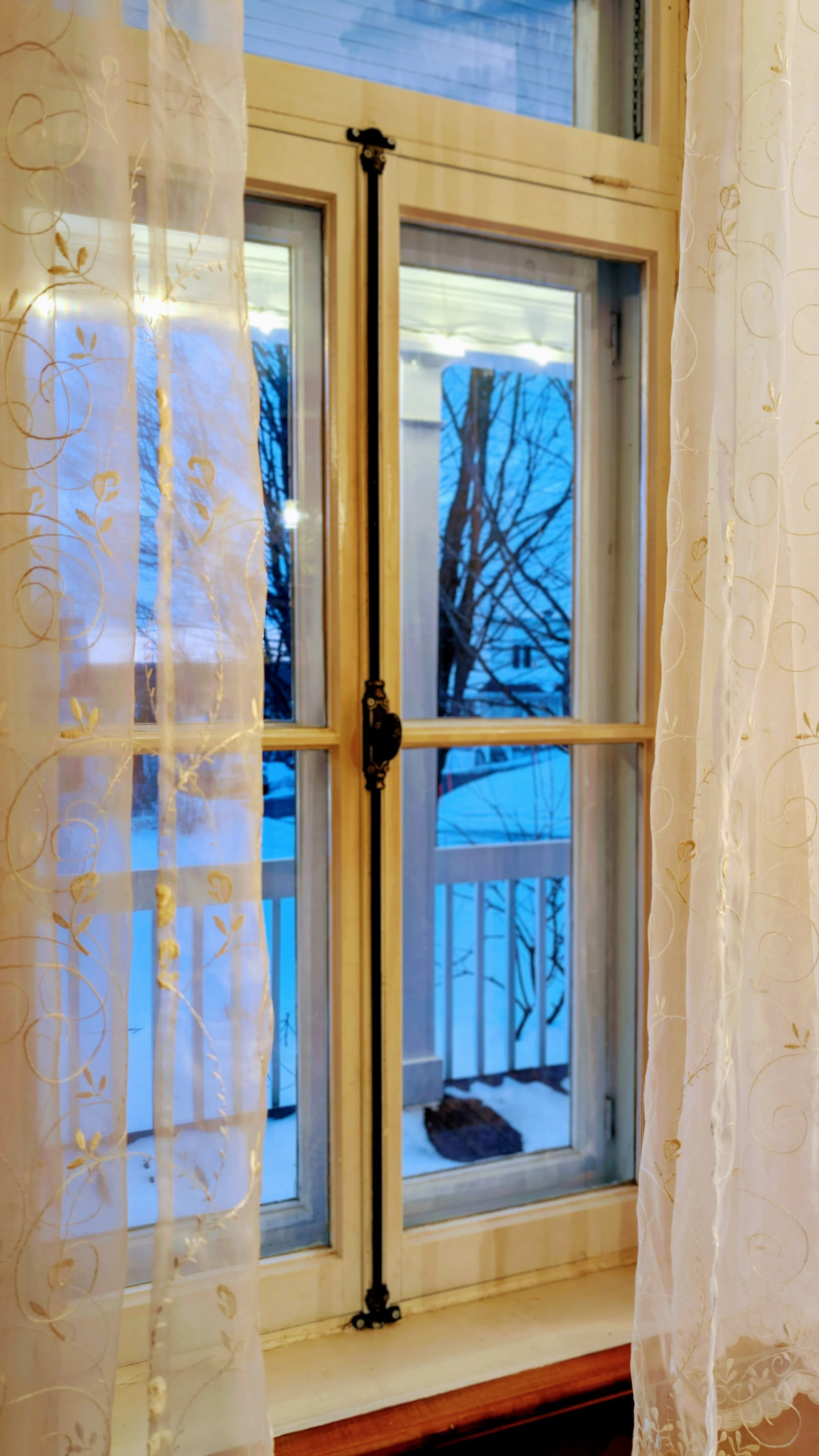 Vue d'une fenêtre à crémone authentique située au salon des invités