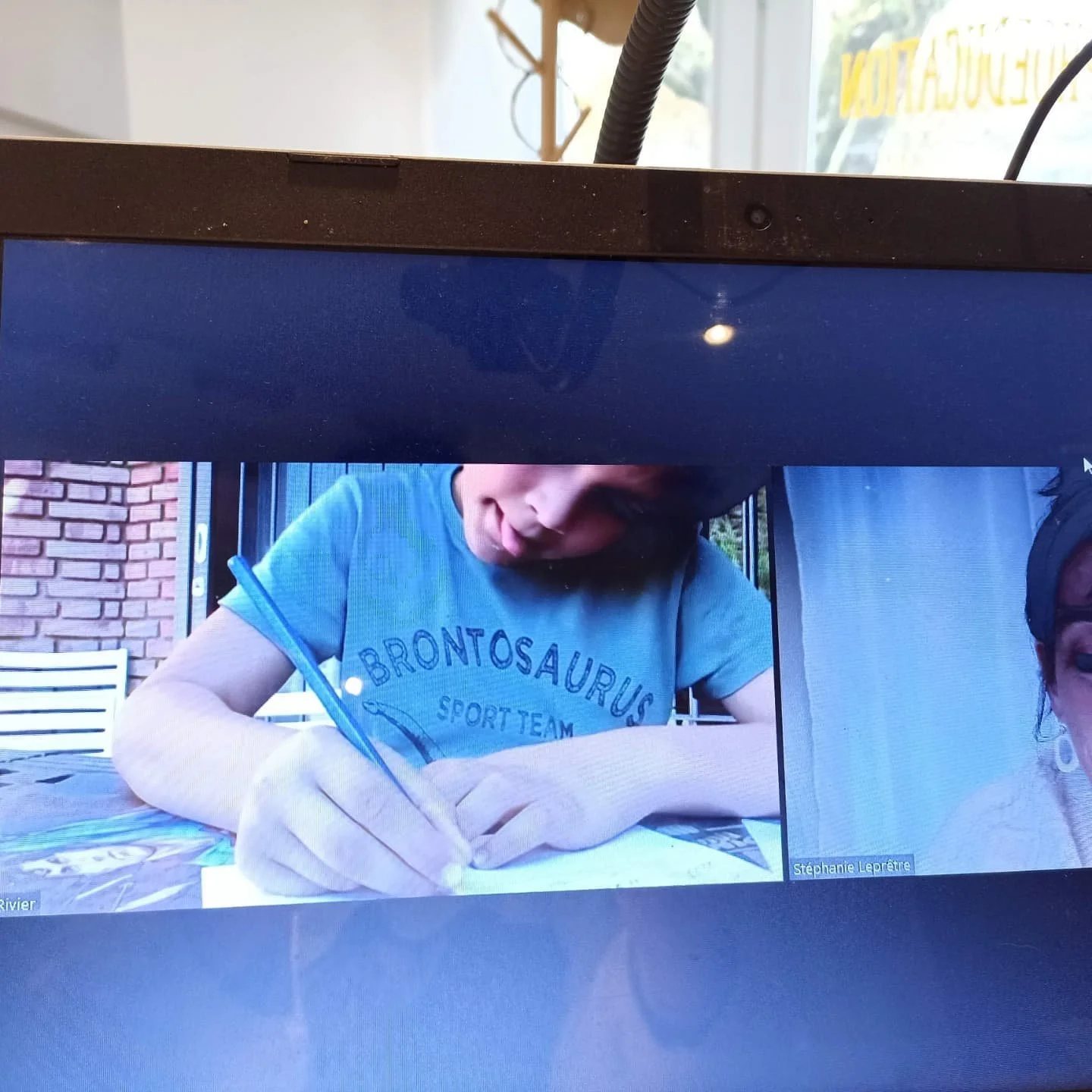 enfant qui réapprend à écrire en visio