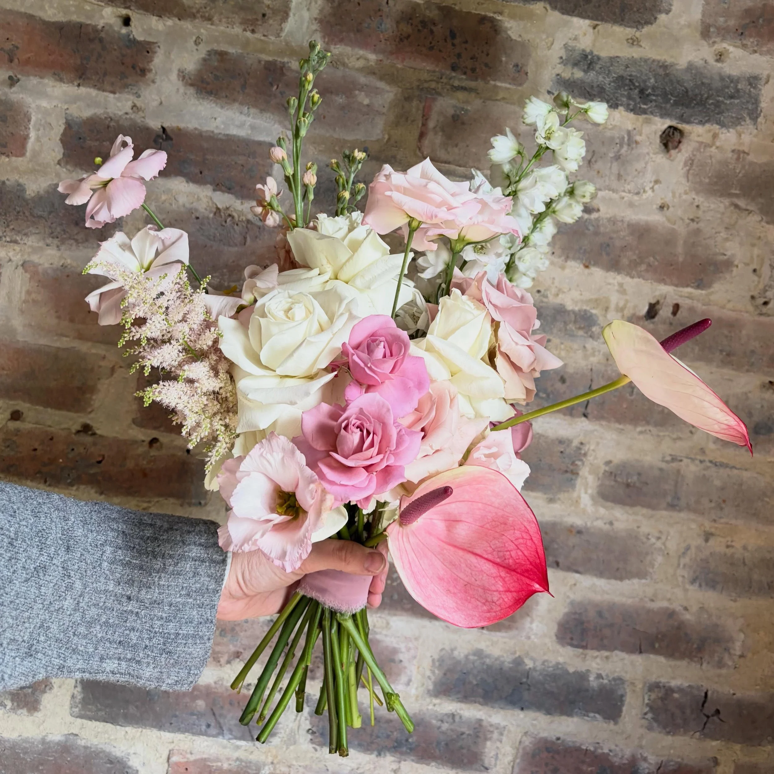 A fun contemporary bridal bouquet and table arrangement with lots of pops of pink💖🌸🌷🎀

#contemporaryfloraldesign #pinkbridalbouquet #bridalinspo #sussexwedding #kentwedding