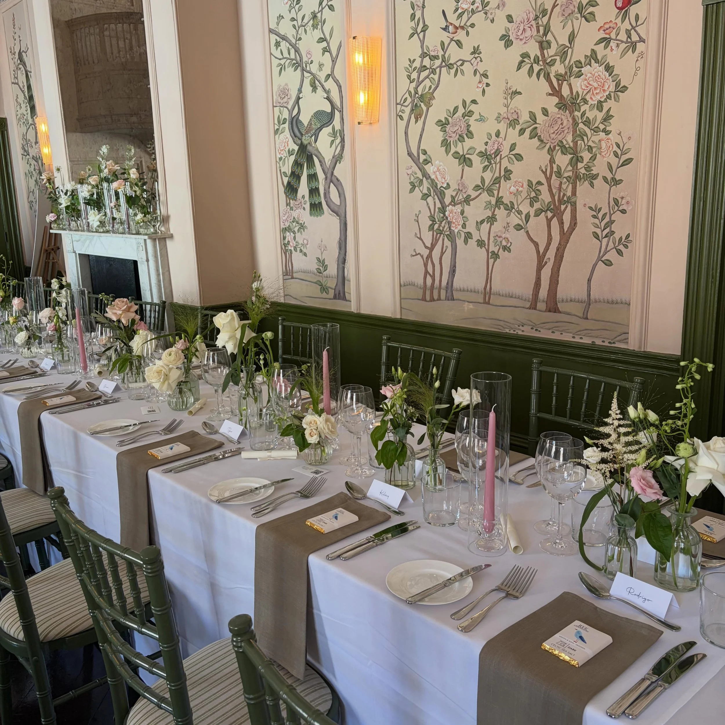 Throwing it back to a gorgeous wedding at @thegeorgeinrye back in March.

I&rsquo;ve been so incredibly lucky to spend the past few months training with and freelancing for @seerosefloraldesign . Working alongside Clare has given me some invaluable e