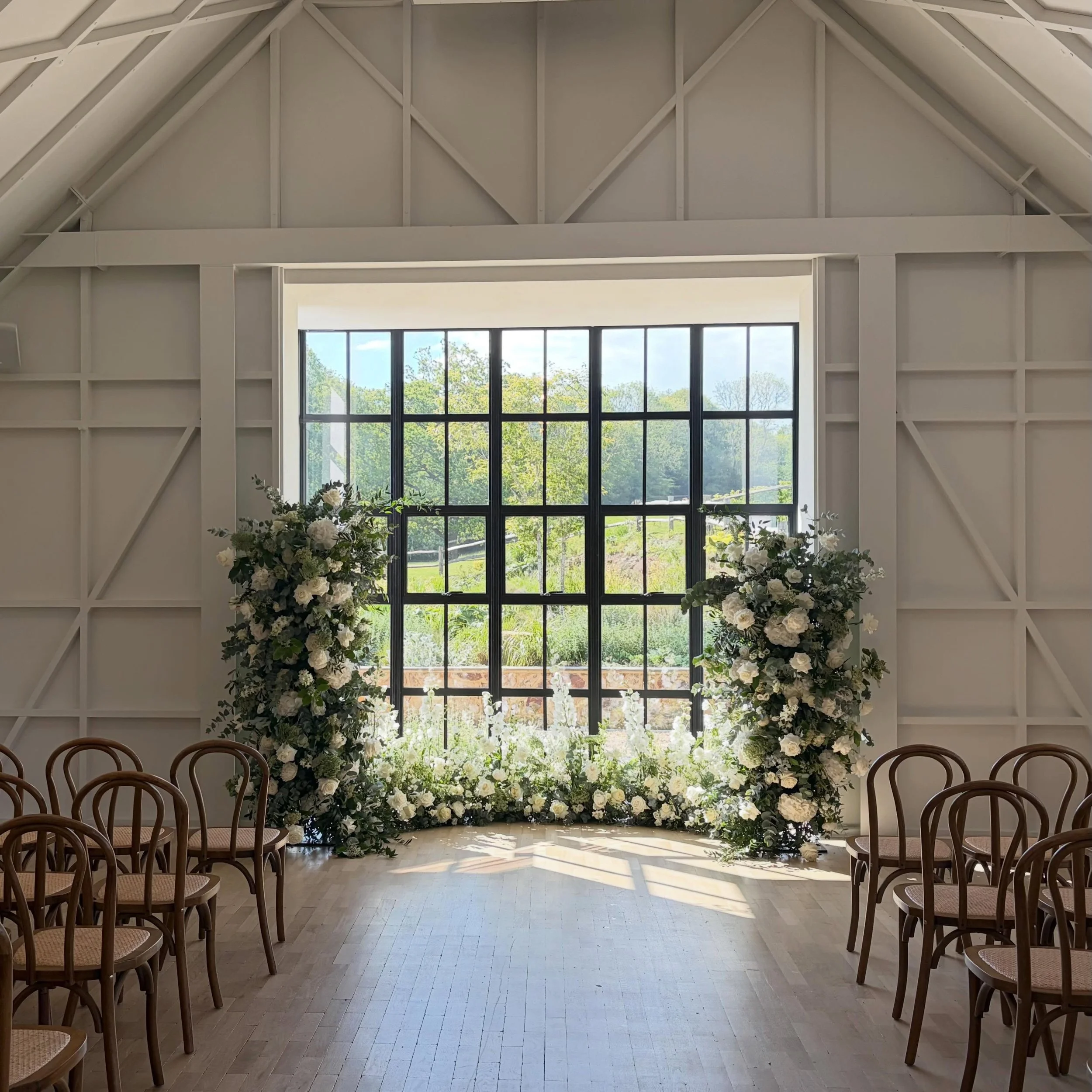 Another pinch me moment working alongside @seerosefloraldesign at @limekilnsussex 

This beautiful ceremony arch was paired with floral meadows that were later repurposed for the reception, alongside bud vases and ikebana bowls along the banquet tabl