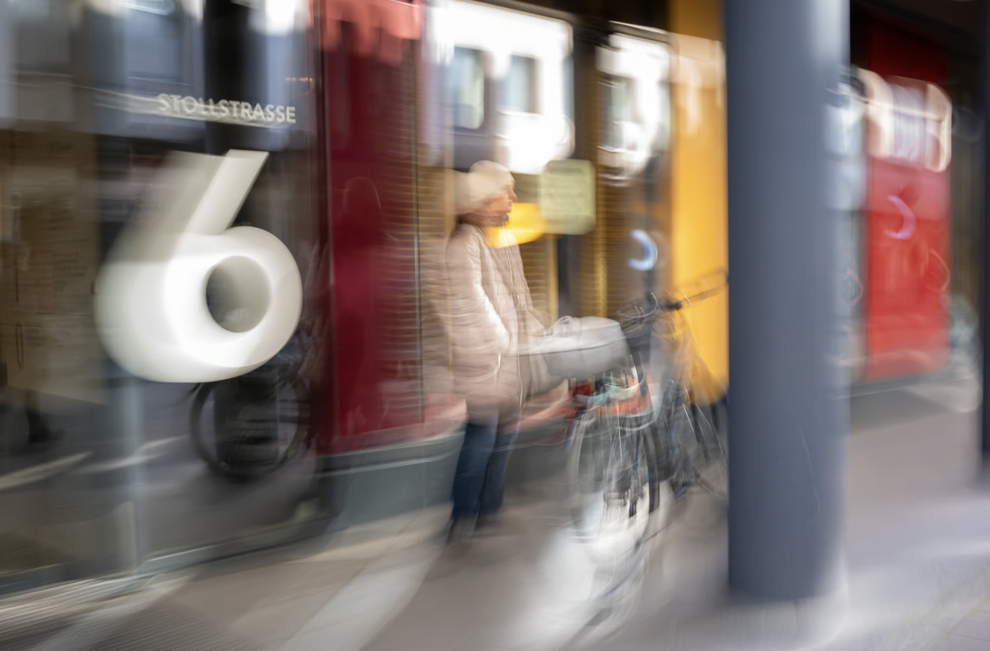 Verwackeltes Foto eines Menschen mit Fahrrad. Es besteht Bewegung und Unschärfe im Bild.