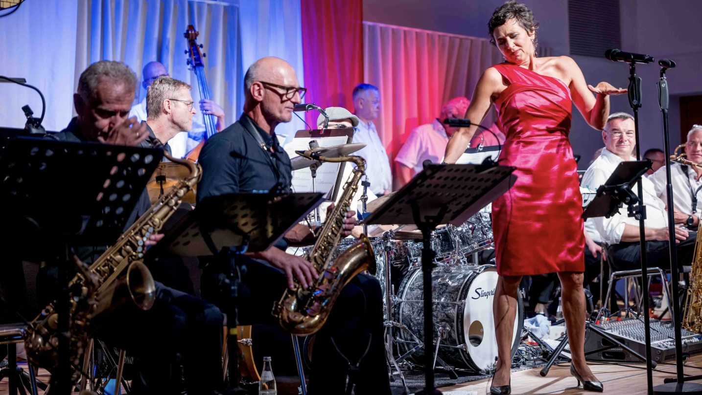 Eine Jazzband bei einem Auftritt auf einer Bühne.