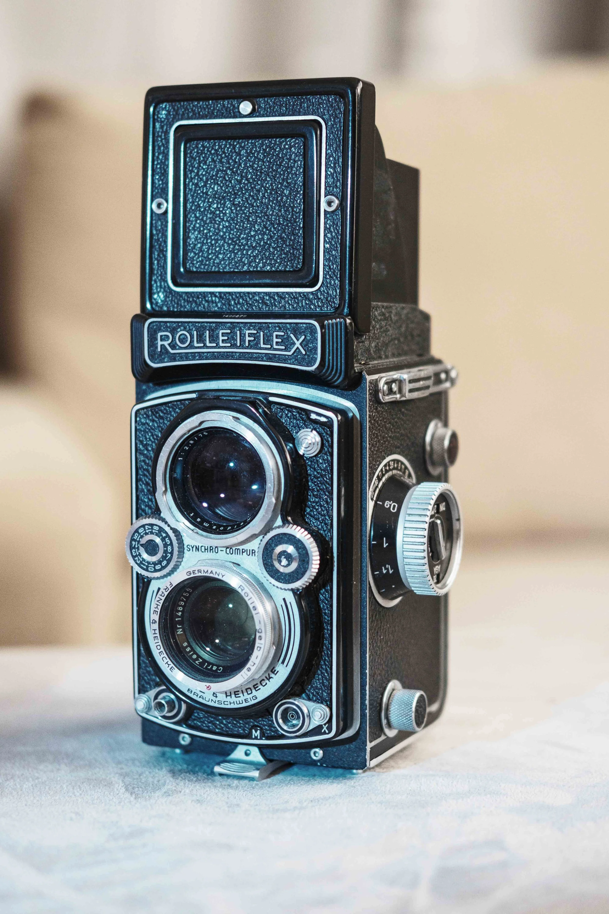 Eine vintage Rolleiflex-Filmkamera auf einer weißen Oberfläche, Nahaufnahme
