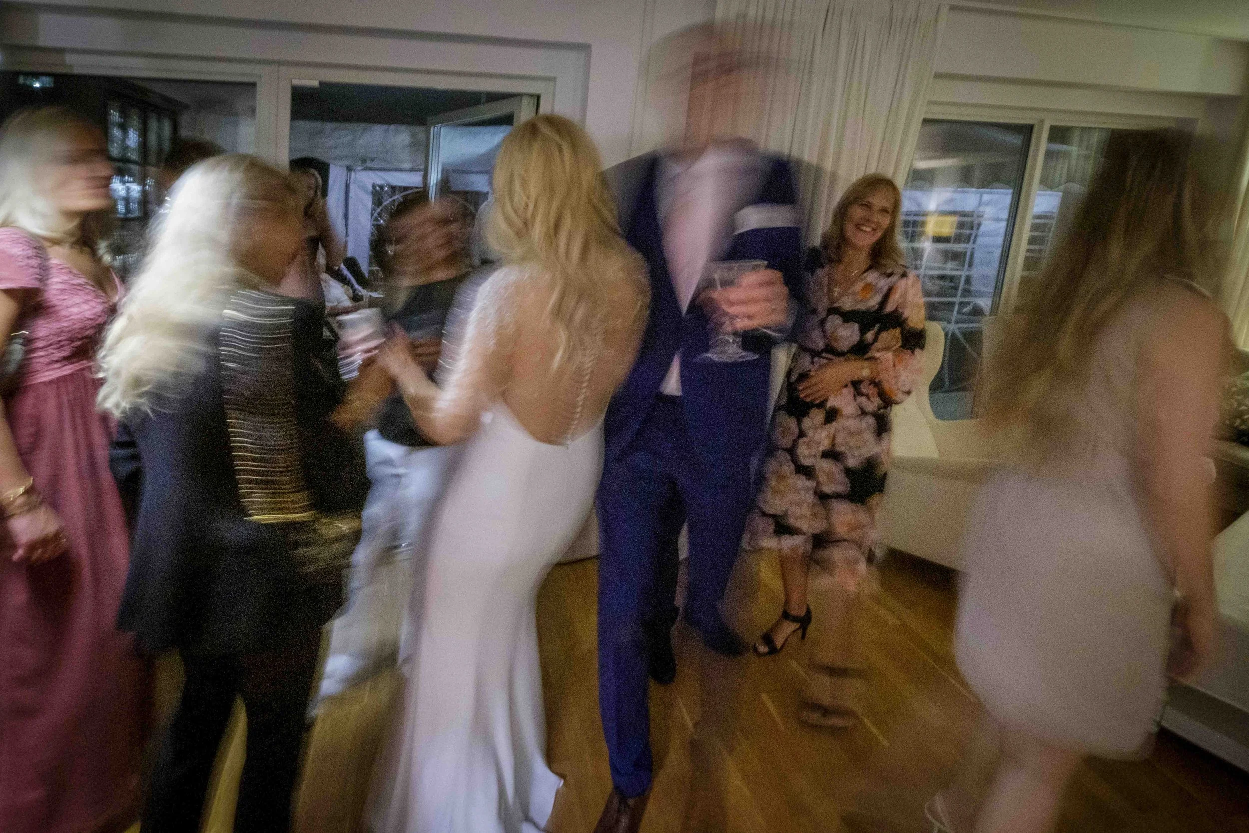 Gruppe von Frauen bei einer Feier, lachend und sich unterhaltend, im Innenraum, bei einer Party oder einem Fest.