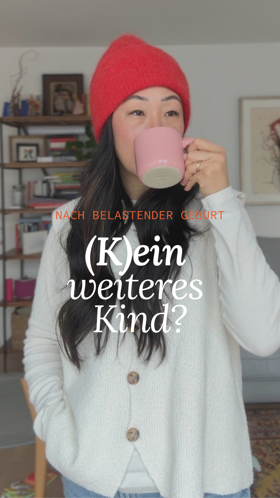 Instagram Post. Man sieht eine Frau, die eine rote Mütze trägt und eine rosane Kaffeetasse in der Hand hält. Thema des Posts "(K)ein weiteres Kind nach belastender Geburt"