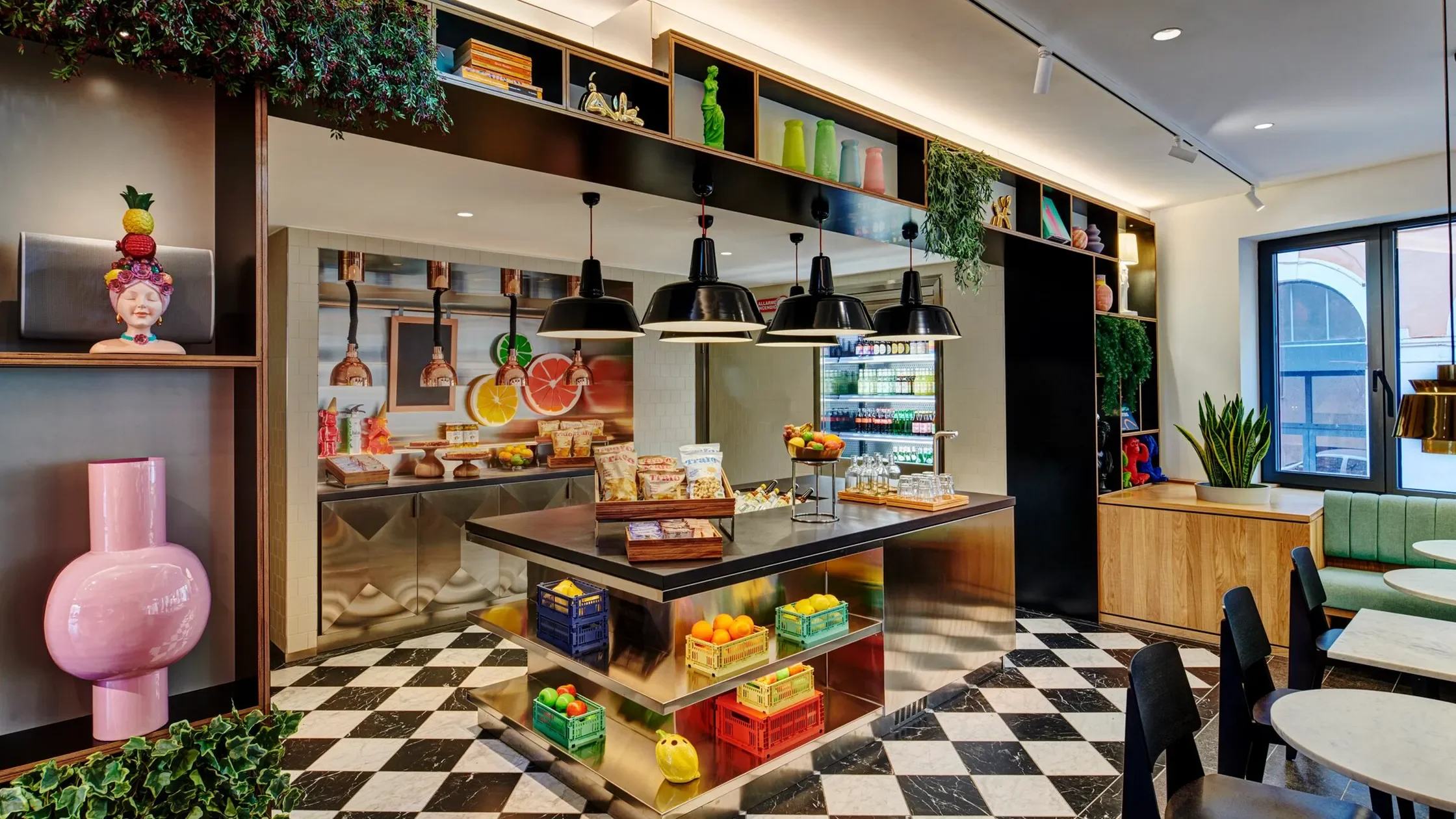 citizenM Roma Isola Tiberina Hotel_canteenM-CitizenM_RIT-325-2560x1440.webp