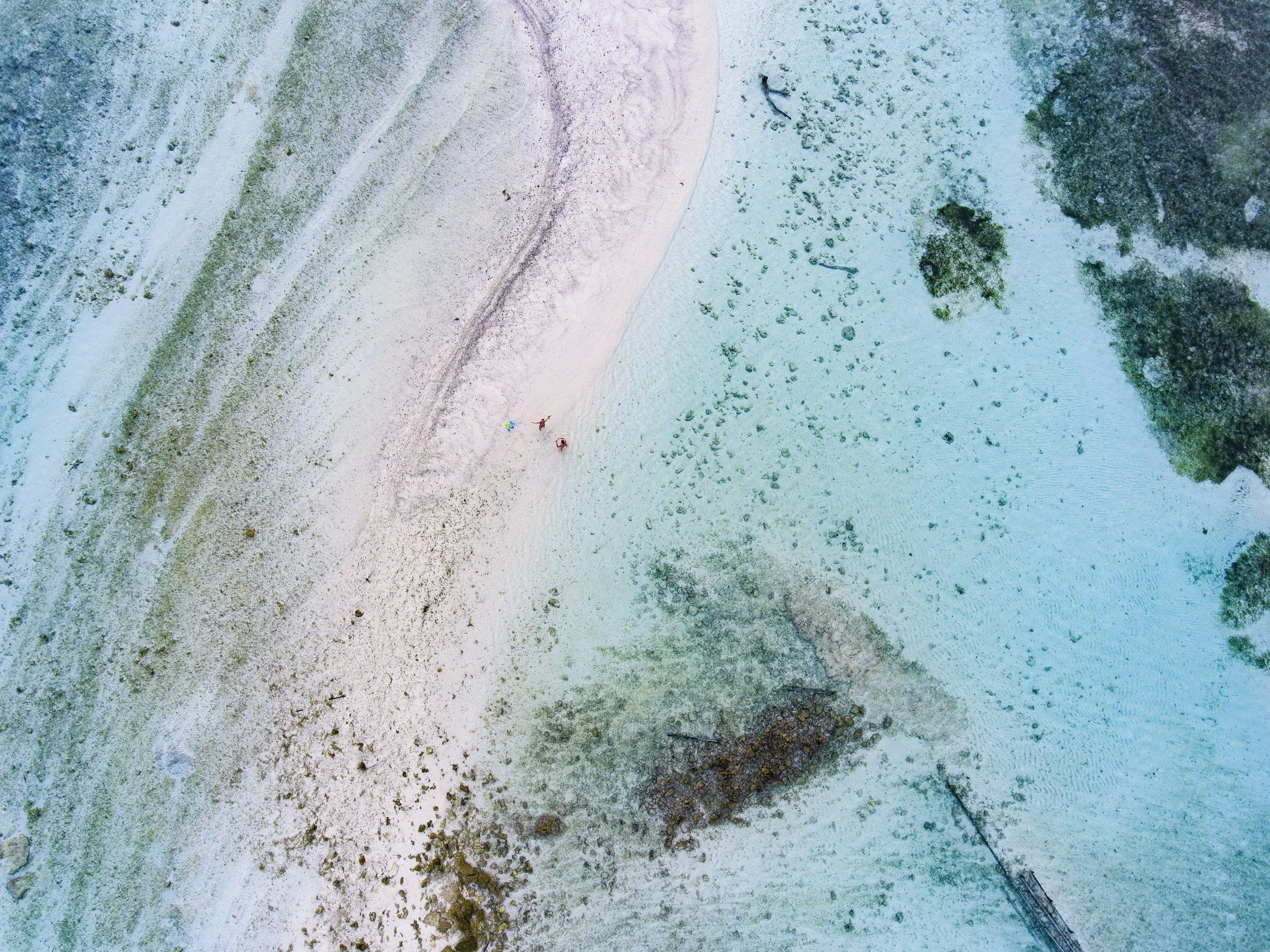 banc de sable et mer transparente