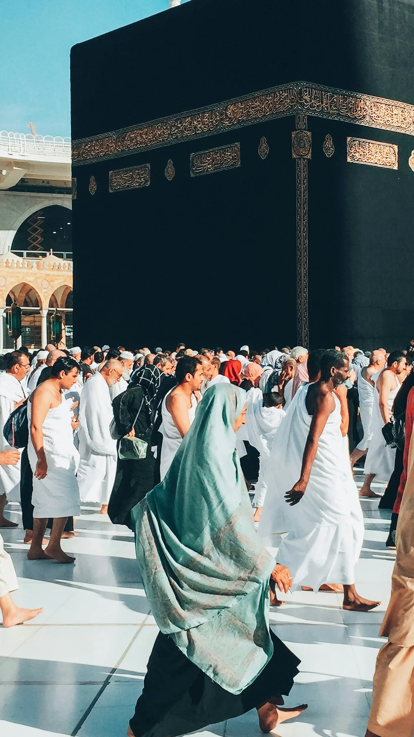 Foule de personnes effectuant le tawaf.