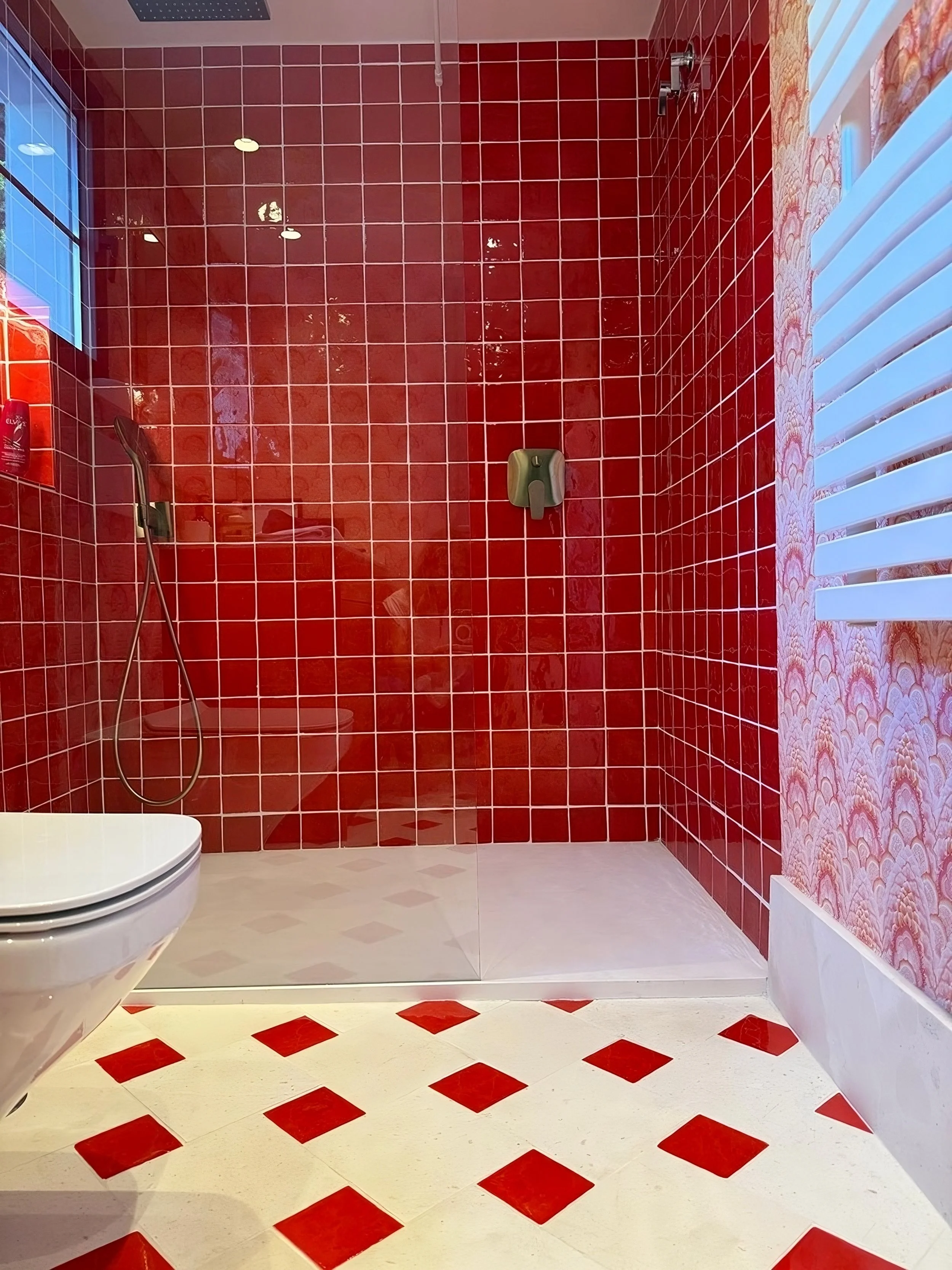 Baño residencial · Rojo brillo · 15×15
