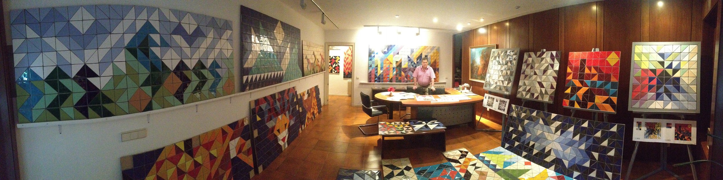 Estudio MURARTIS con una selección de murales cerámicos y composiciones geométricas creadas por Ramón Carús Gemoets y Marcus Pixel.