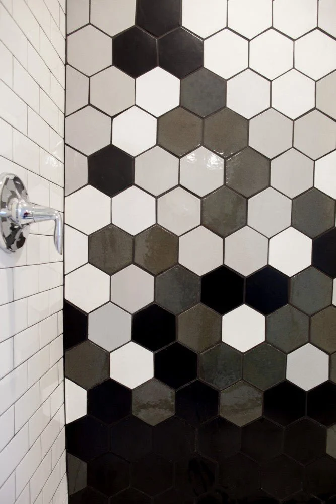 AZULEJO HEXAGONAL BLANCO GRIS T-2 NEGRO ALMOND ALCOCERAM