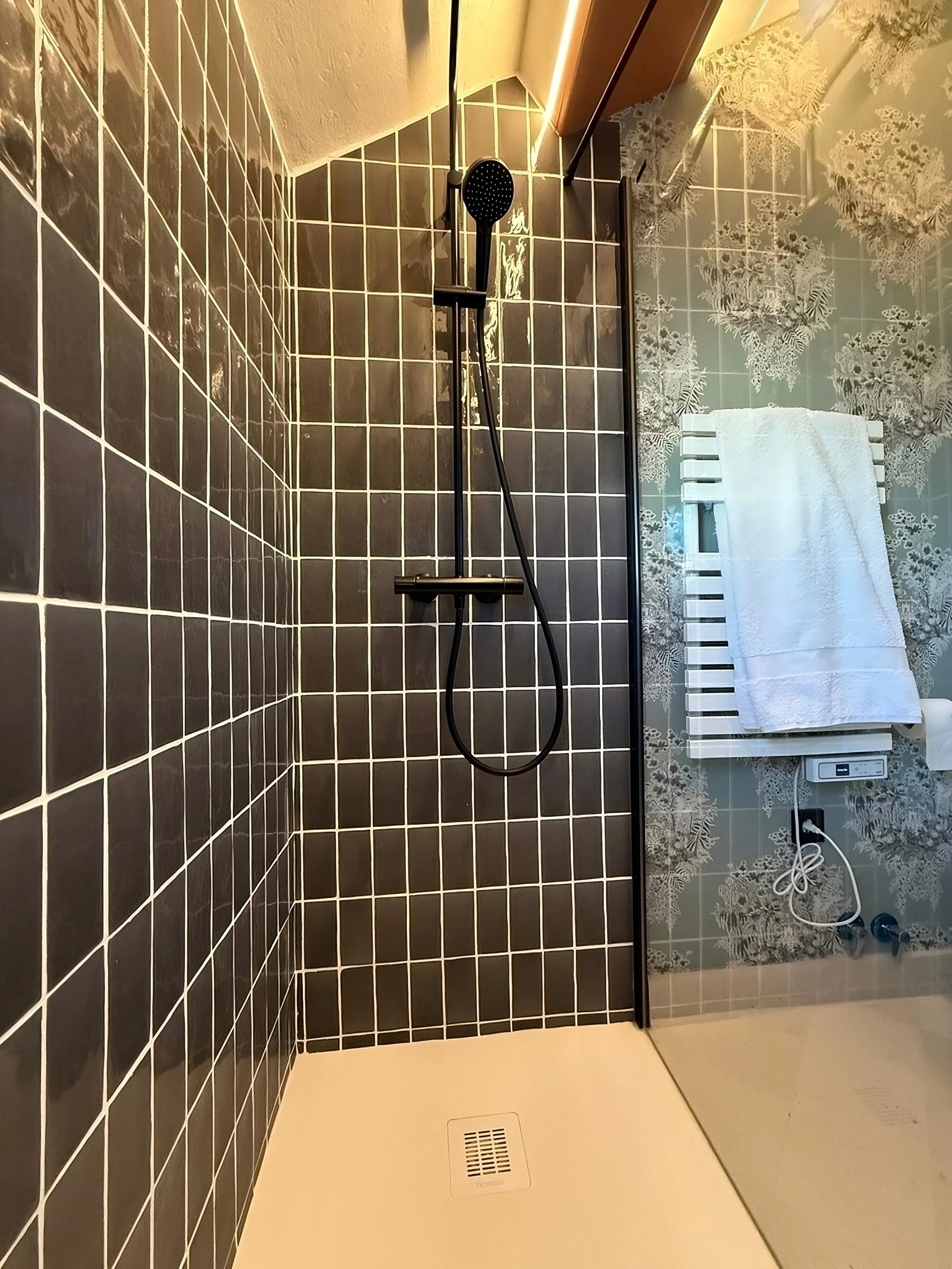 Baño residencial · Gris brillo T-5 · 7.5×15