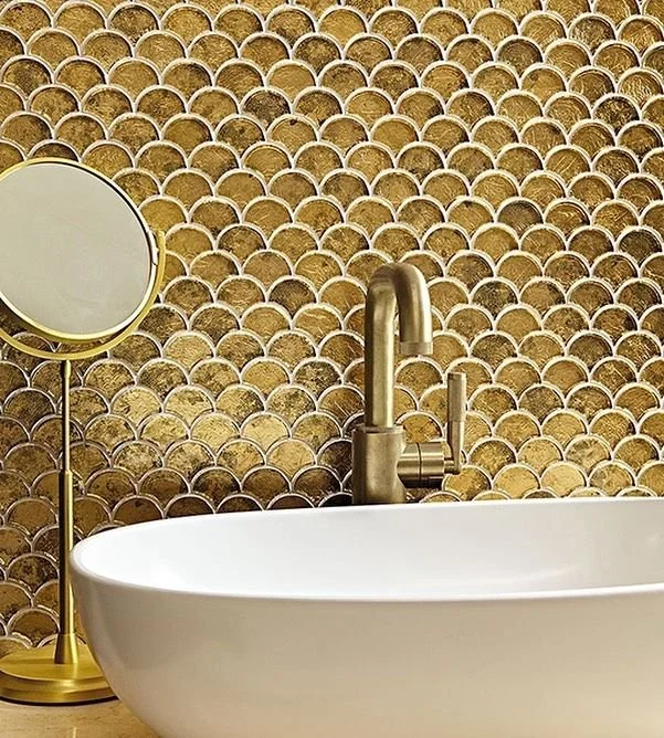 BAÑO AZULEJO ESCAMAS ORO ALCOCERAM