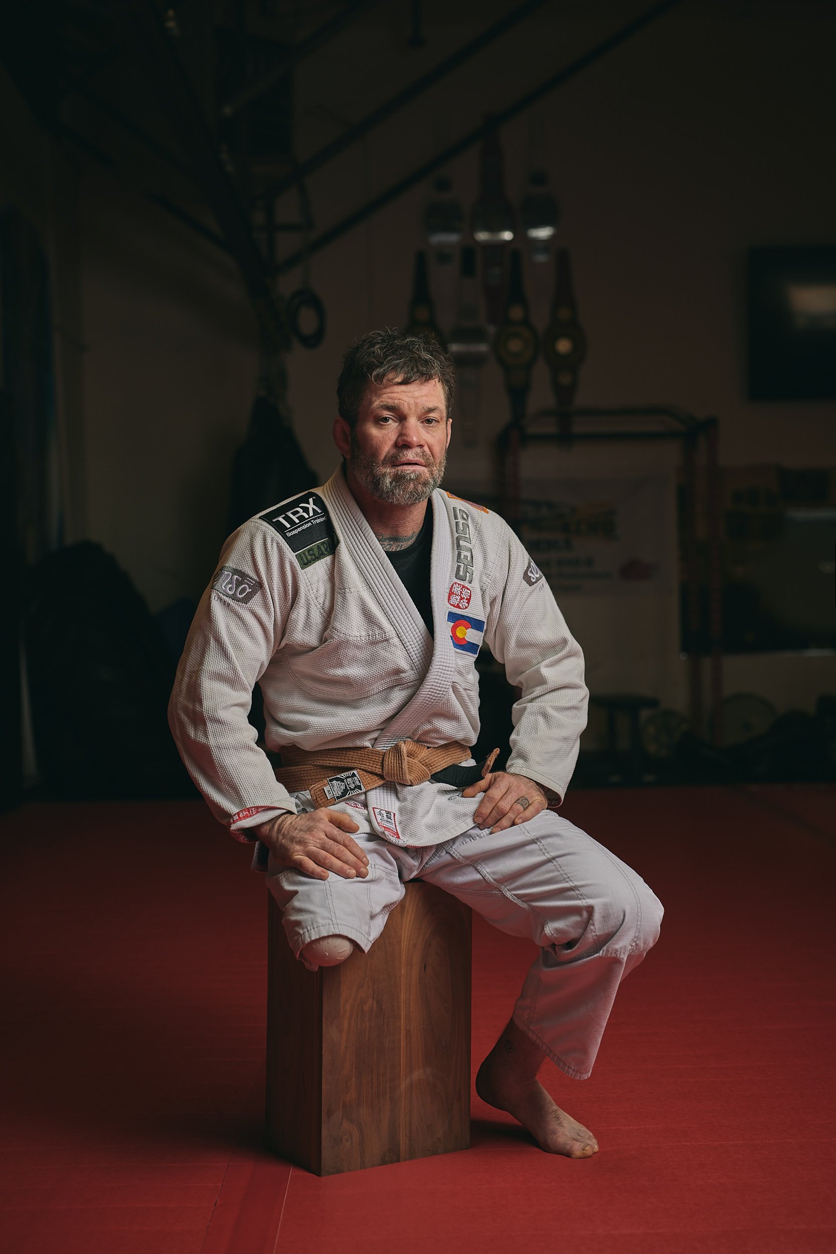 Para jiu jitsu athlete seated on an apple box 