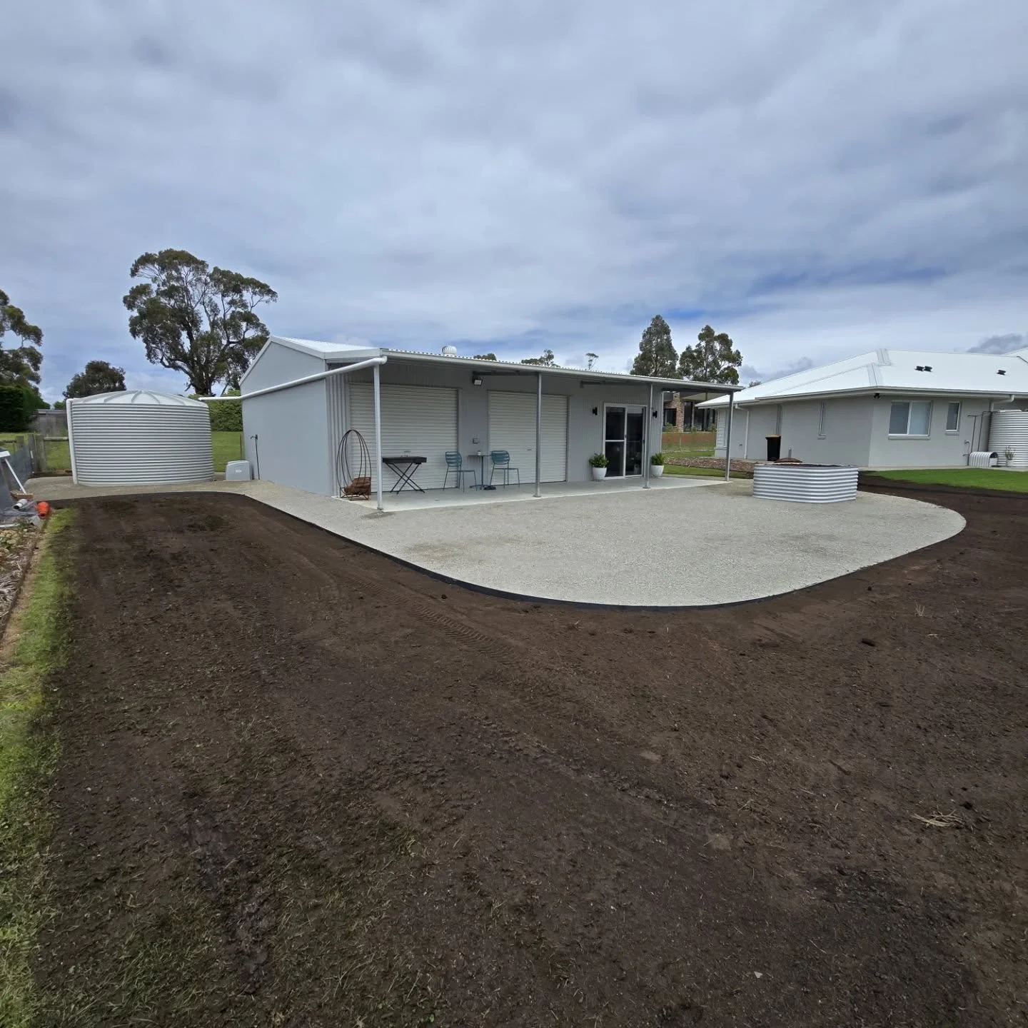 Kyneton.

A large veggie bed and fire pit area to tidy up around this shed

Steel edging, Seymour toppings and a topdress to suit the new levels. 

Materials -

@kynetongardensupplies 
@macedon_nursery 

#landscaping #landscapingvictoria #landscaping