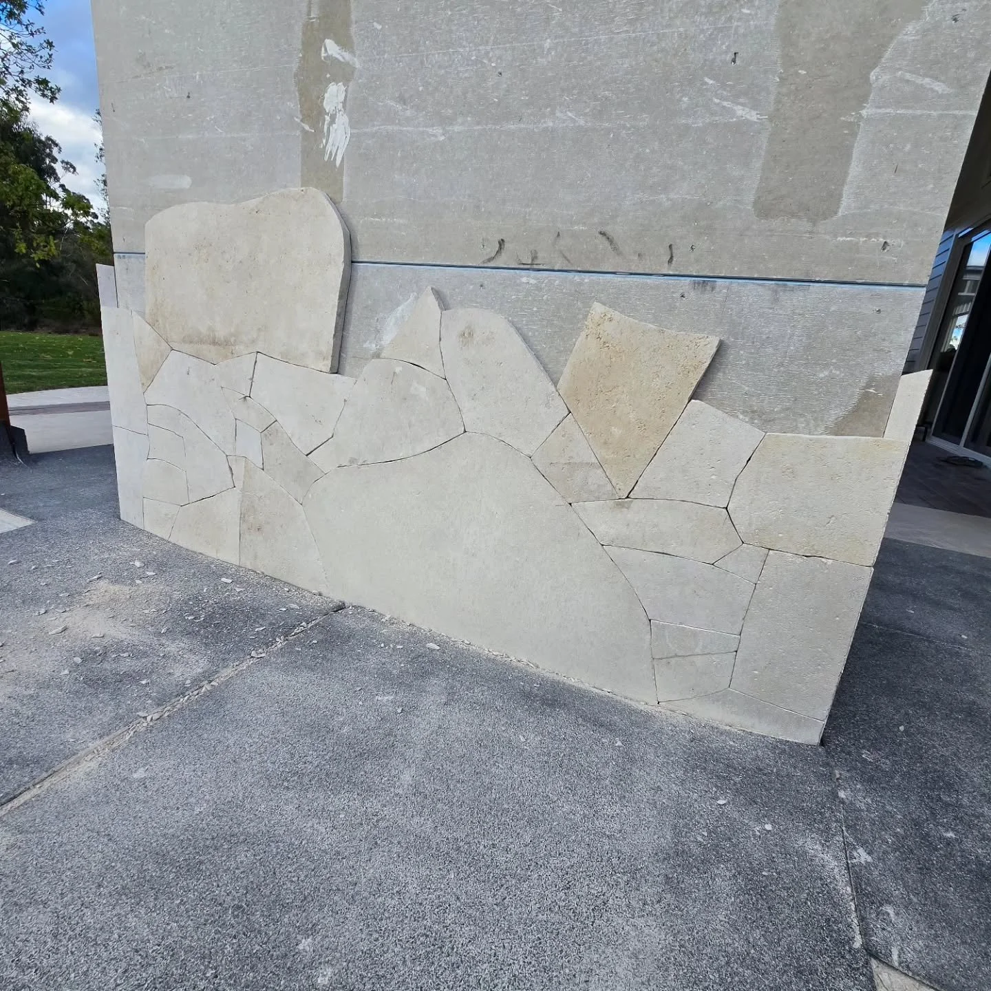 Mandurang. 

Back out at our Mandurang project to start cladding this outdoor fireplace. Using the same stone we used for the crazy paving but as dry stack. Excited to see this one come together. 

@bklandscapes

#bendigobusiness #bendigolandscaping 
