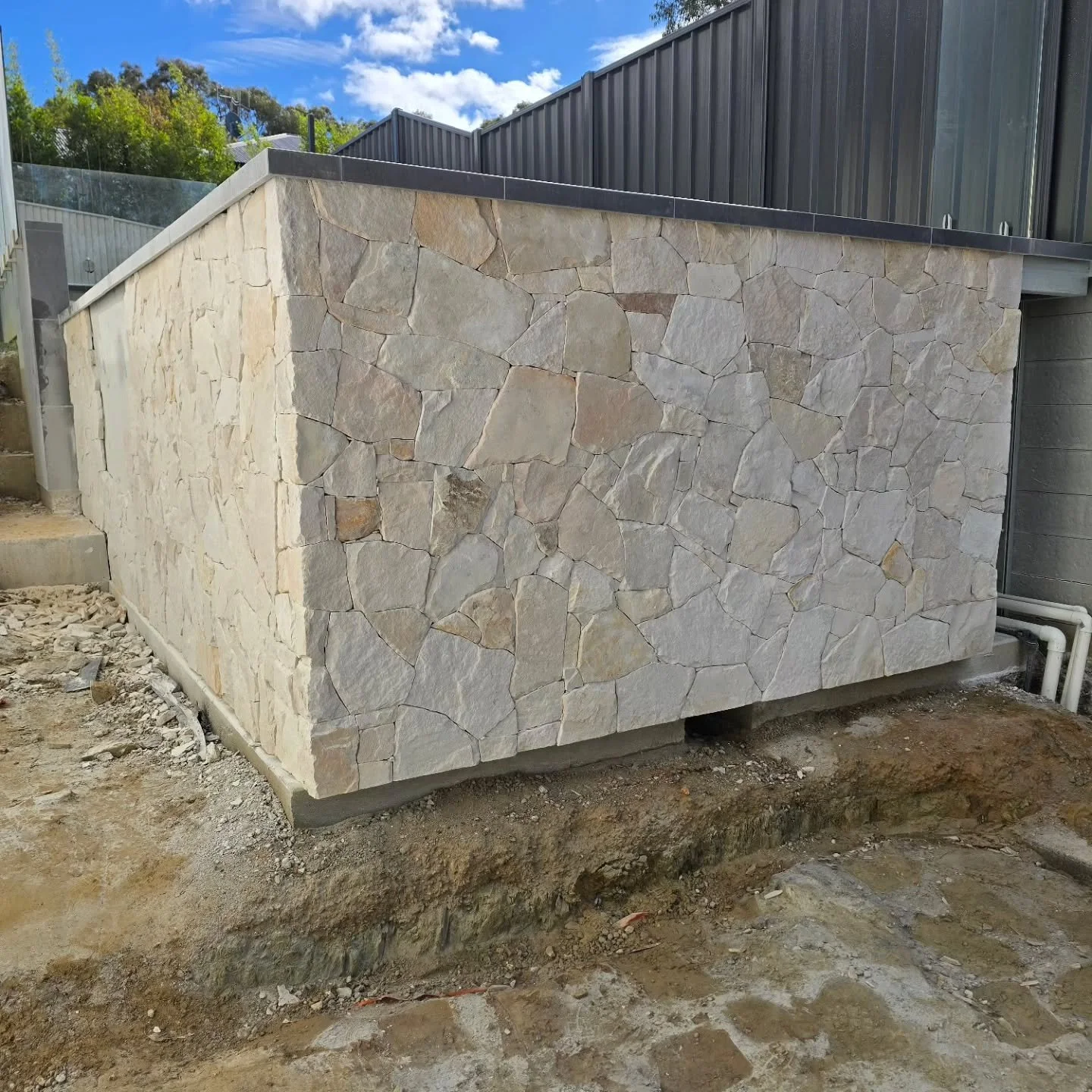 Kennington.

Finish line in sight! 

@rmstraders 
@bklandscapes 

#stonecladding #cladding #stonework #naturalstone #sandstone #landscapingvictoria #landscapingaustralia #landscapingbendigo #bendigosmallbusiness #bendigobusiness #bendigoplug #macedon