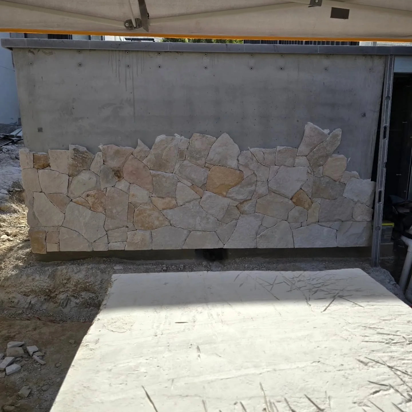 Kennington.

Even more of a sneak peek into our Kennington cladding progress.

@rmstraders 
@bklandscapes 

#stonecladding #cladding #stonework #naturalstone #sandstone #landscapingvictoria #landscapingaustralia #landscapingbendigo #bendigosmallbusin