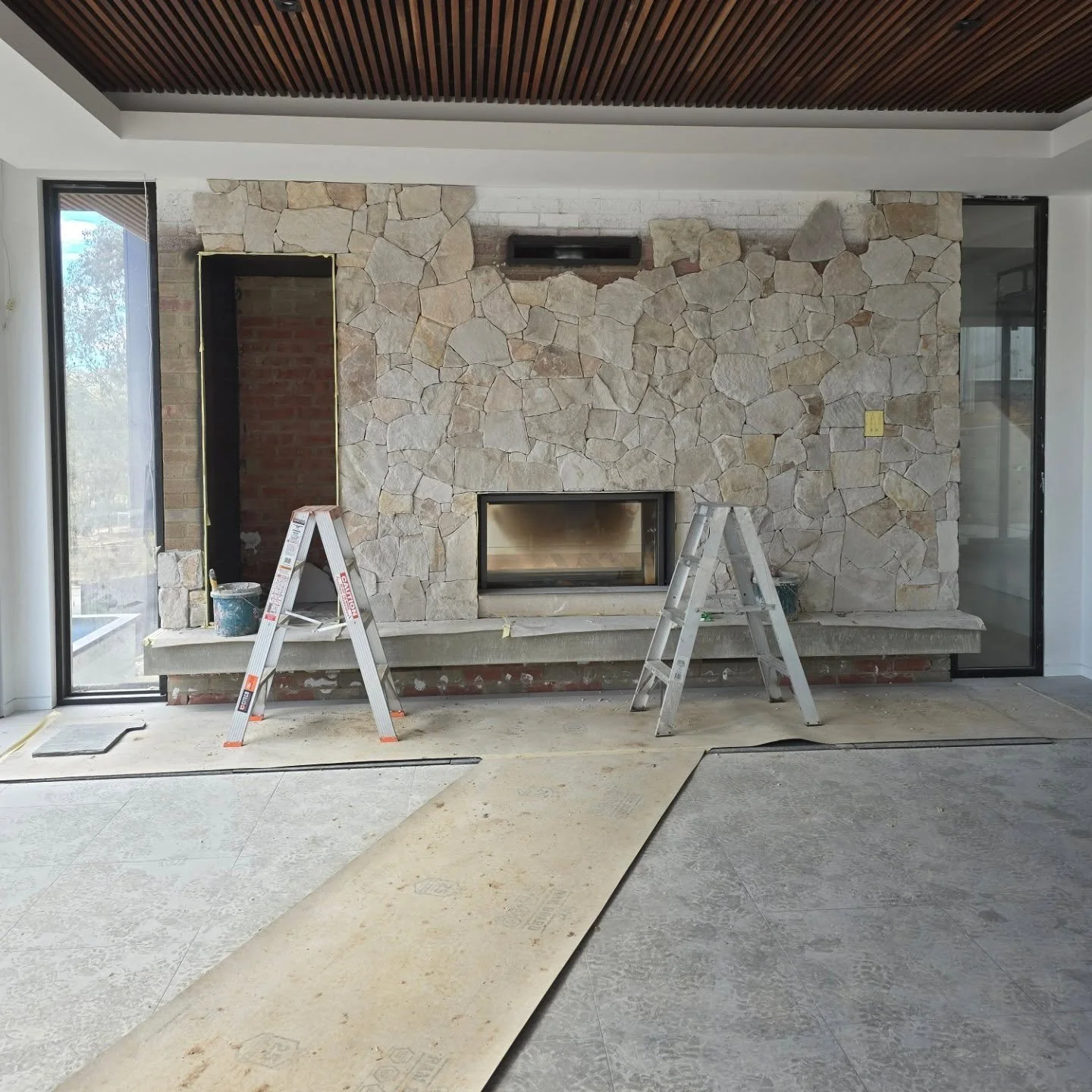 Kennington.

Sneak peek into our Kennington cladding progress.

@rmstraders 
@bklandscapes 

#stonecladding #cladding #stonework #naturalstone #sandstone #landscapingvictoria #landscapingaustralia #landscapingbendigo #bendigosmallbusiness #bendigobus