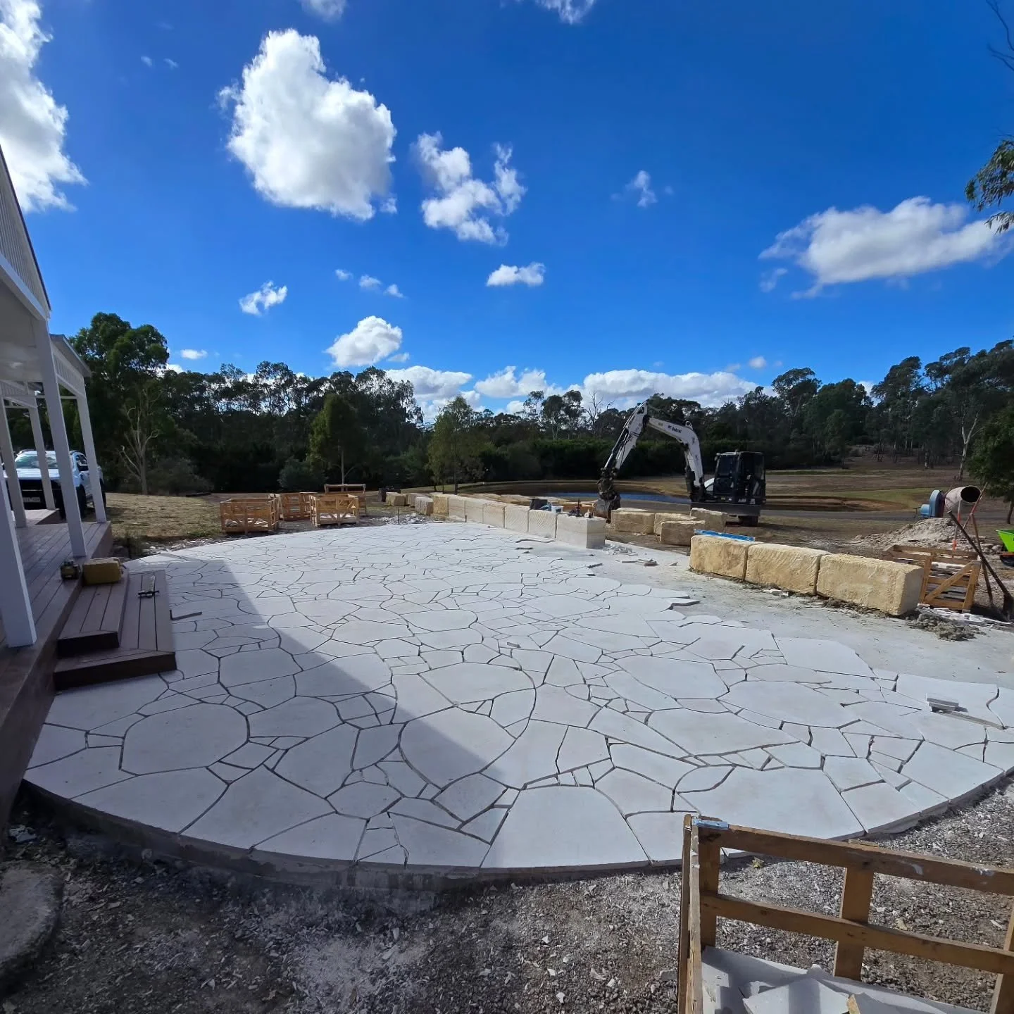 Mandurang.

Even more paving progress at our Mandurang project.

@bklandscapes

#landscapingbendigo #landscapingaustralia #paving #crazypaving #pavingstones #limestonepaving #limestone #bendigobusiness #bendigosmallbusiness #bendigomade