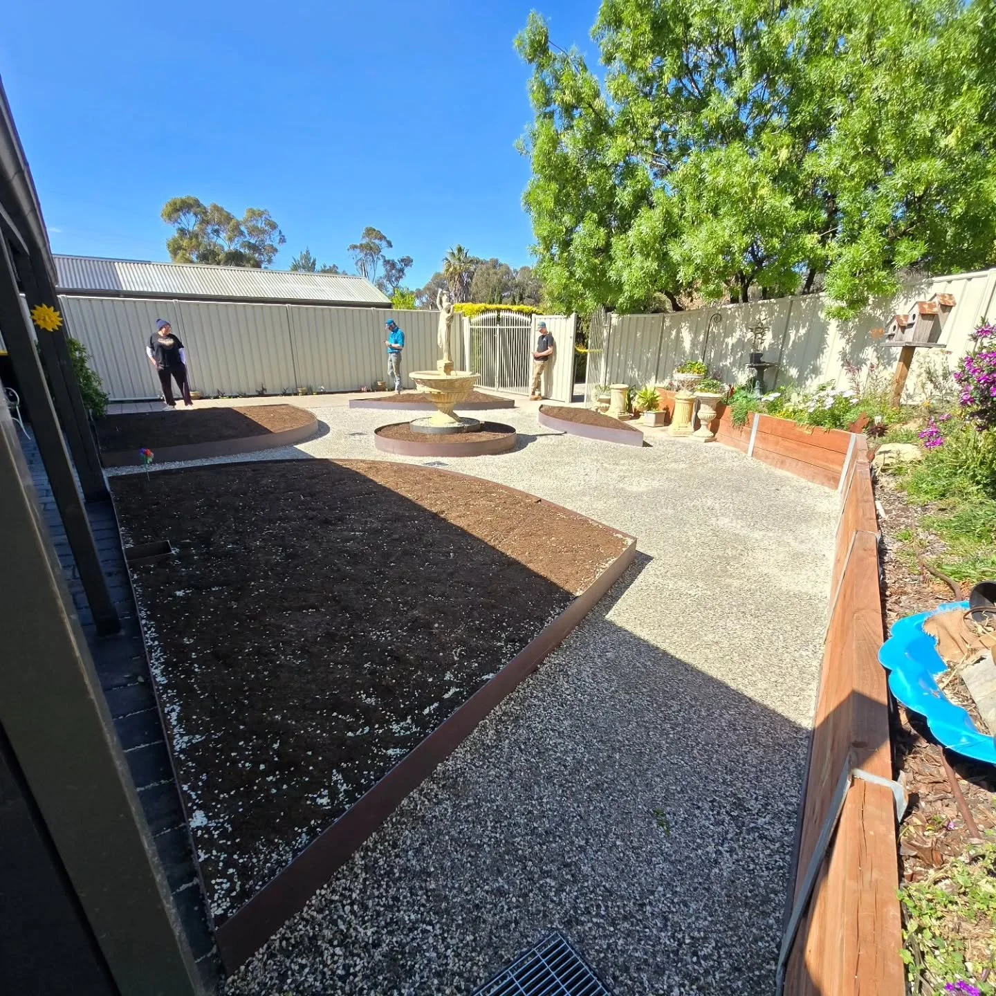 Strathdale. 

Courtyard for the mother in law. 

#landscapingaustralia #landscapingbendigo
#steeledging #raisedbedgarden #bendigosmallbusiness #bendigobusiness 

@bklandscapes