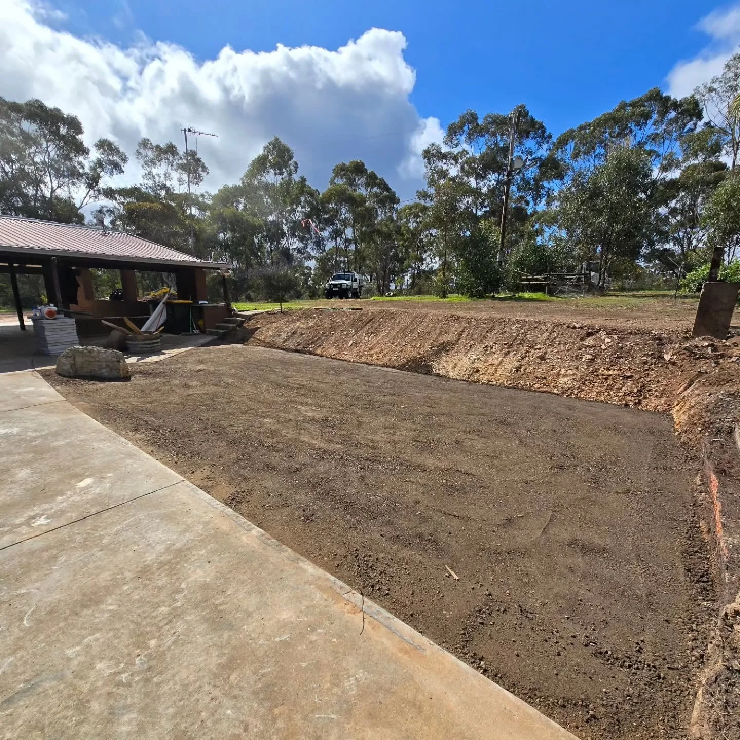 Maiden Gully. 

Site cut and crush rock subbase for this firepit area. 

#landscapingvictoria #landscapingbendigo #landscapingaustralia #sitecut #bendigobusiness #bendigosmallbusiness 

@bklandscapes