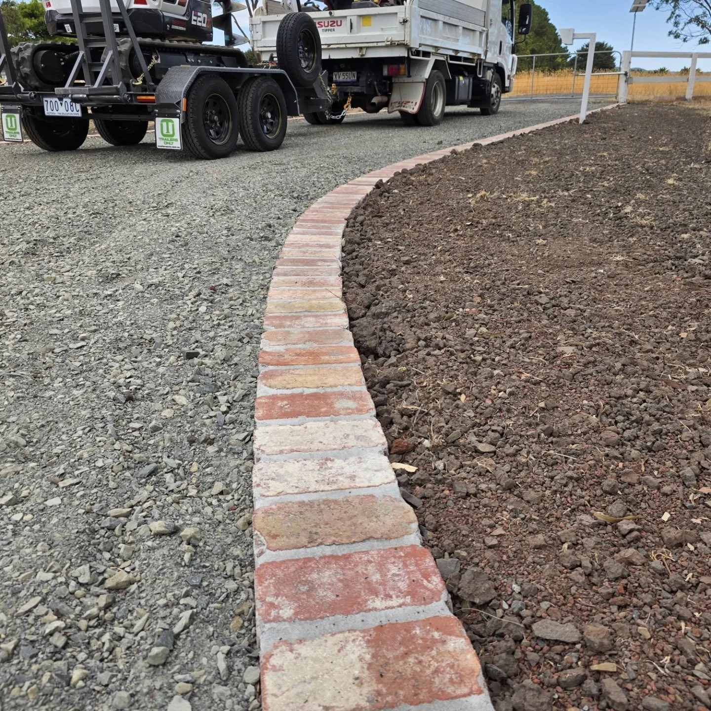 Riddles Creek. 

Recycled red brick edging. 
Clean and simple. First stage of many on this project. 

Materials -
@macedon_nursery 
buildpro bendigo. 

#landscapingvictoria #macedonranges #macedonrangerslandscaping #landscapeconstruction #brickedging