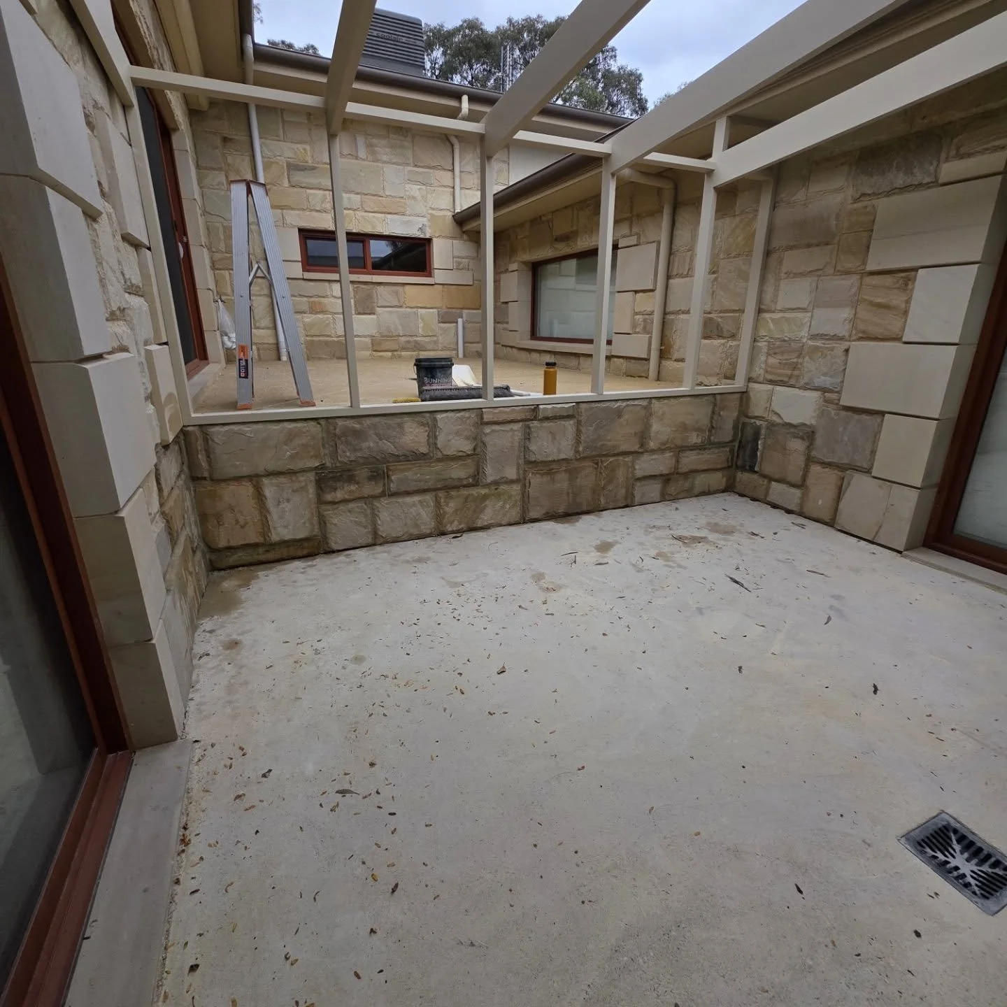 Strathdale.

Stone cladding infill after some steps were removed. Allways nice working with sandstone!

@darragh_collins
#landscapingbendigo #stonework #stonecladding #sandstone #bendigobusiness