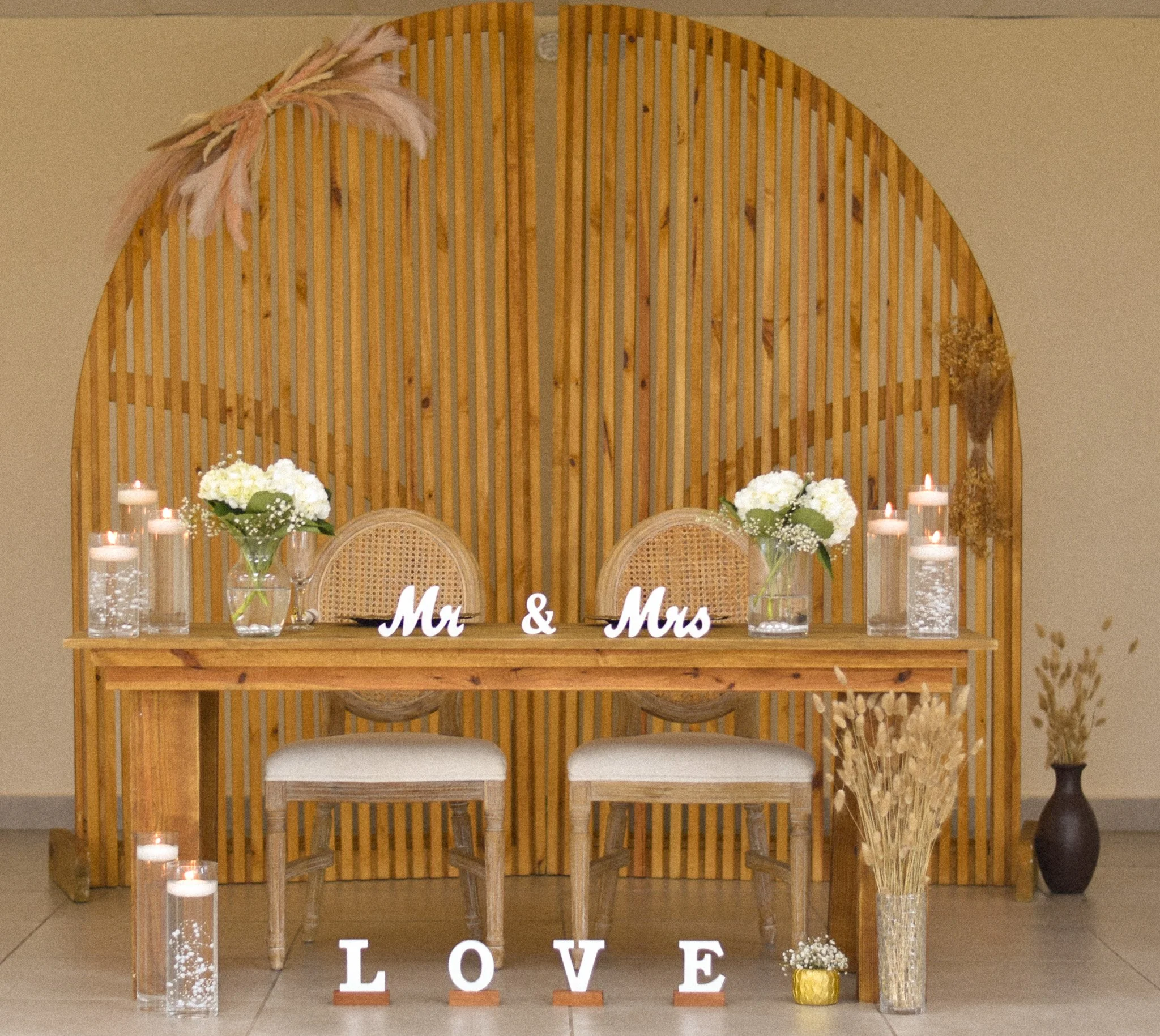 Minimalistic boho wedding bride and groom table decor with baby´s breath centerpiece and floating candles.