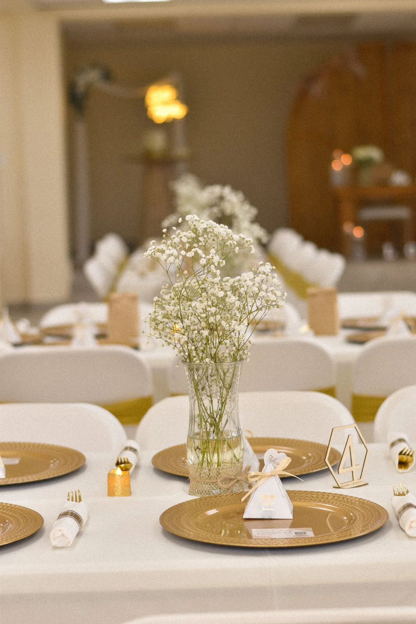 Minimalistic wedding table decor with baby´s breath centerpiece