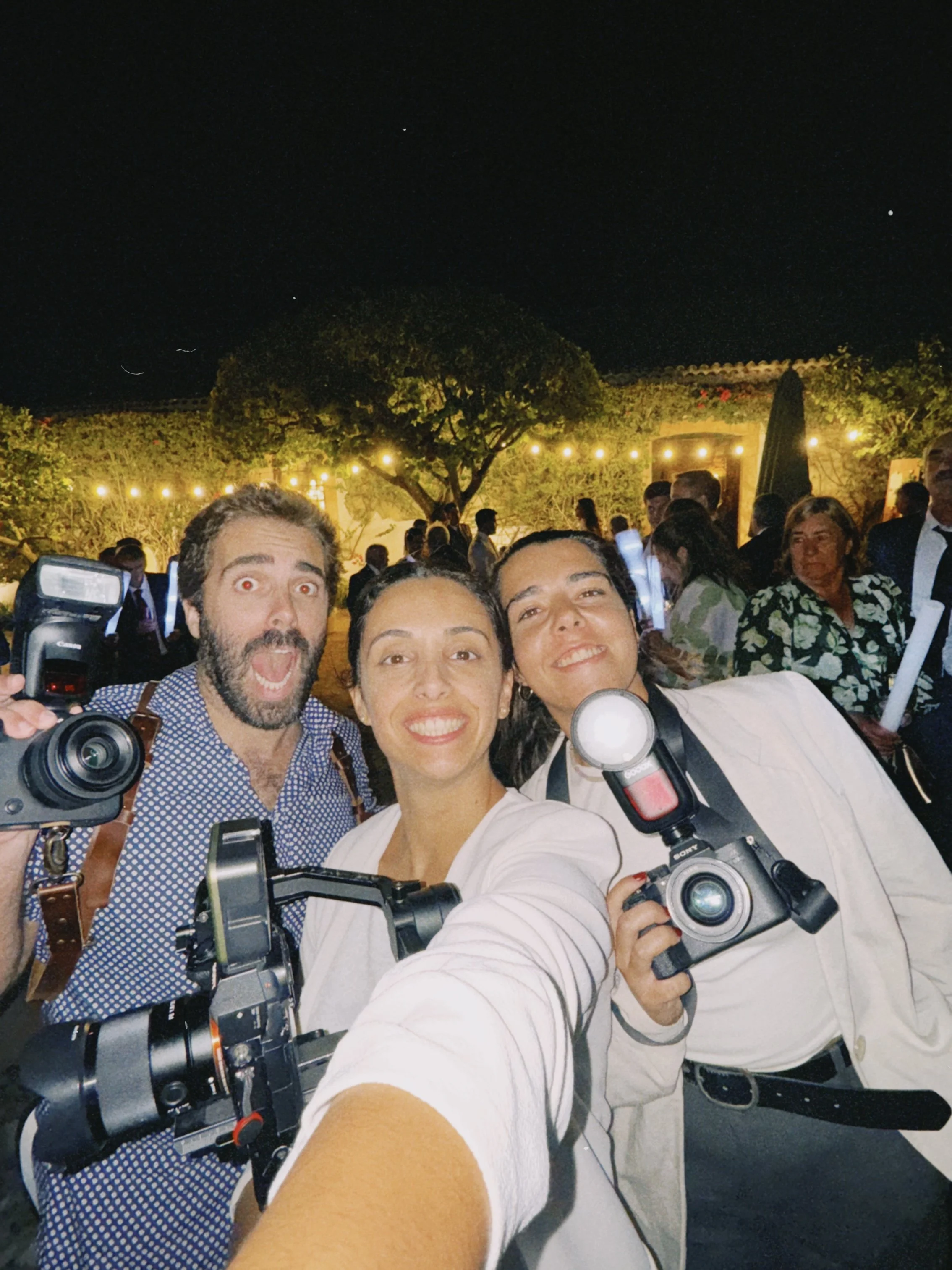 equipa de 3 pessoas que fizeram a reportagem de uma casamento em Valle do riacho na zona de alenquer. os três estão segurando câmeras fotográficas.
