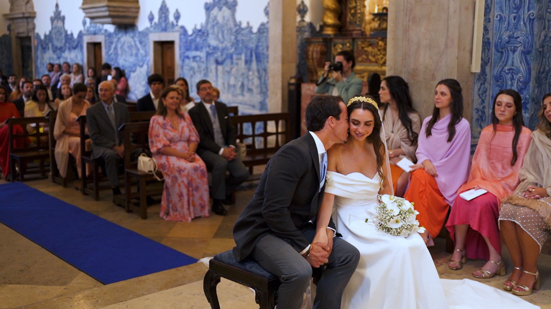 noivos num momento carinhoso durante a cerimonia de casamento na igreja na zona do estoril