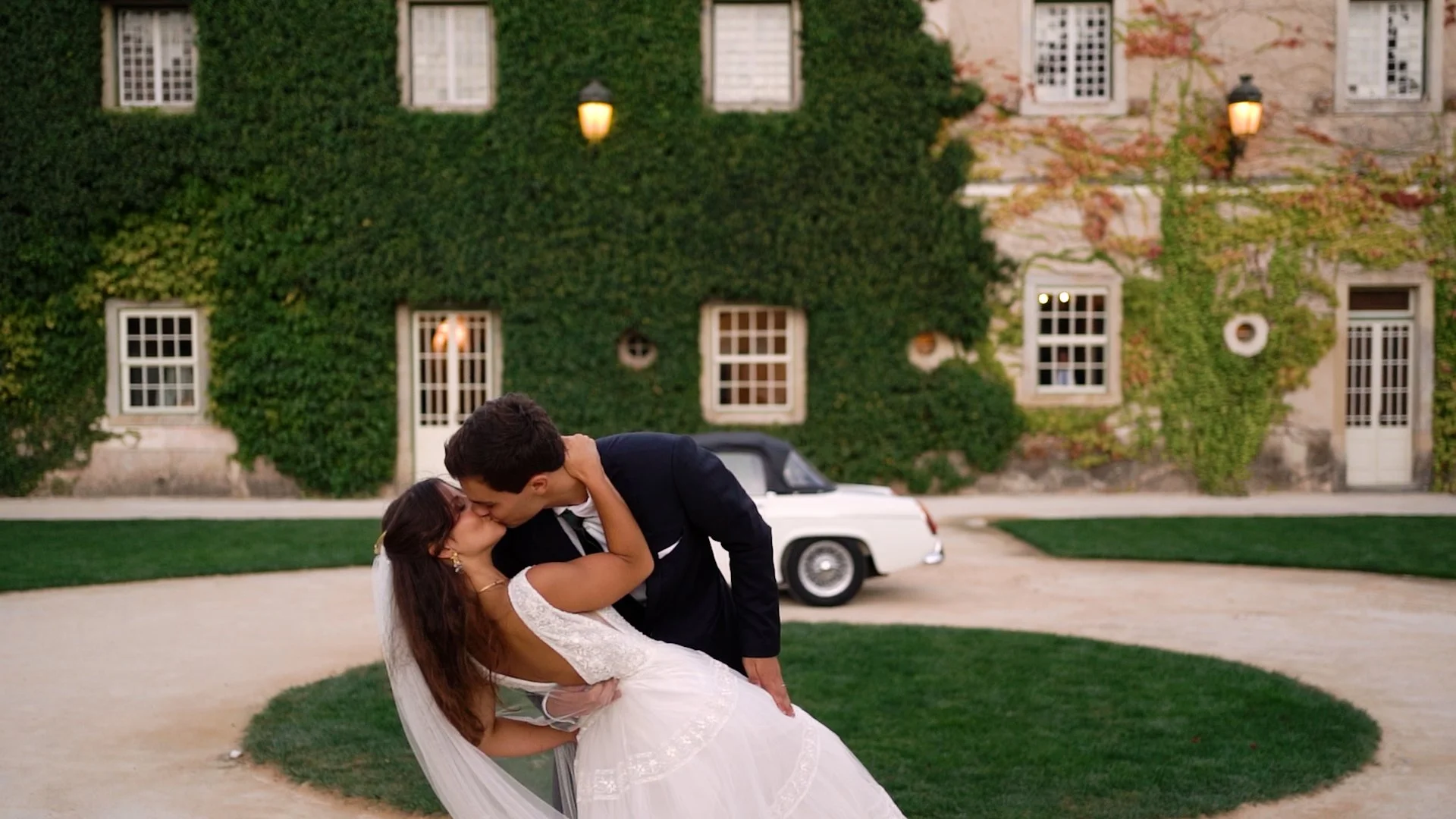 Noivos a beijarem-se em frente à fachada do solar de pancas na zona de alenquer. quinta elegante e rústica.