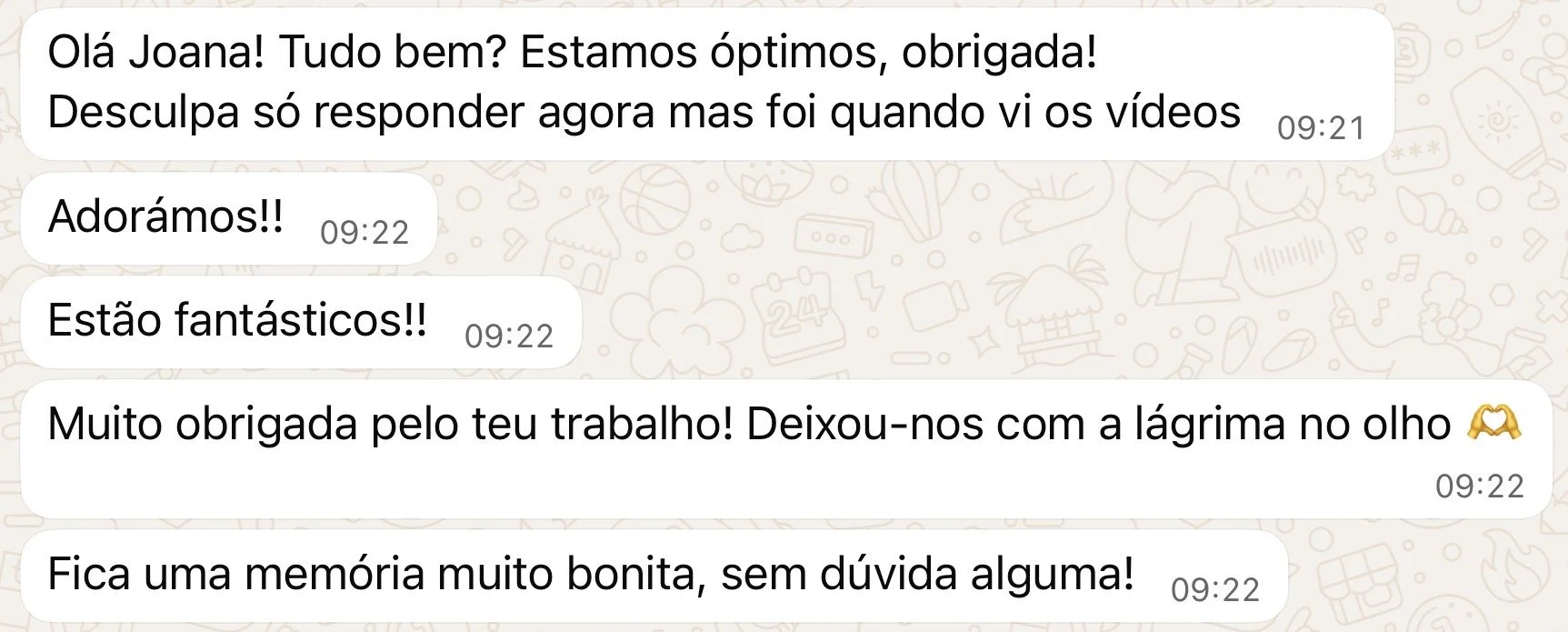 Feedback de noivos ao trabalho da Joana Malaquias wedding video com agradecimentos e elogios por um trabalho realizado, incluindo frases como "Adorámos", "Estão fantásticos", "Muito obrigada pelo teu trabalho" e "Fica uma memória muito bonita".