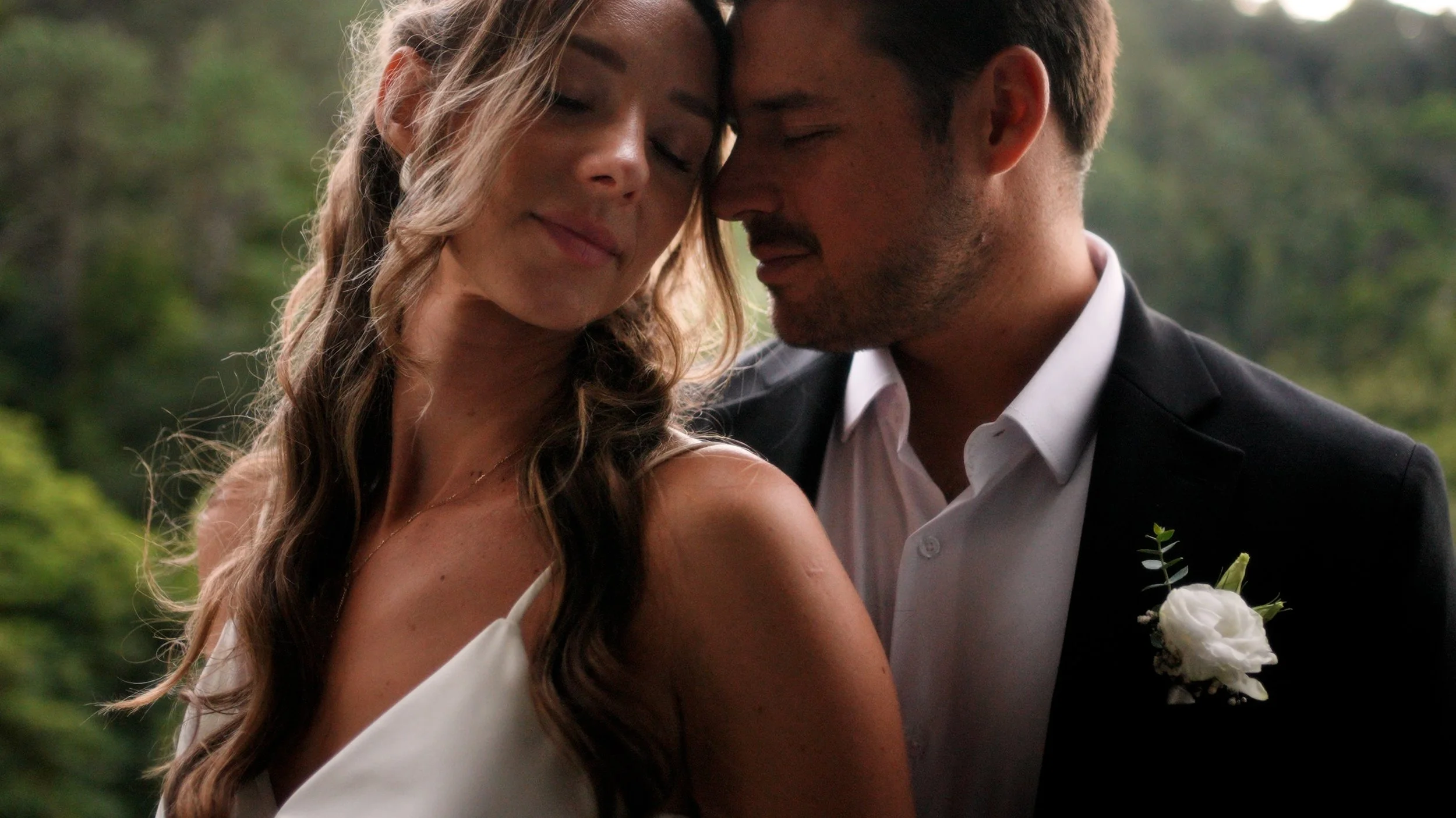 momento romantico num destination weding em Sintra na quinta de sao Thiago