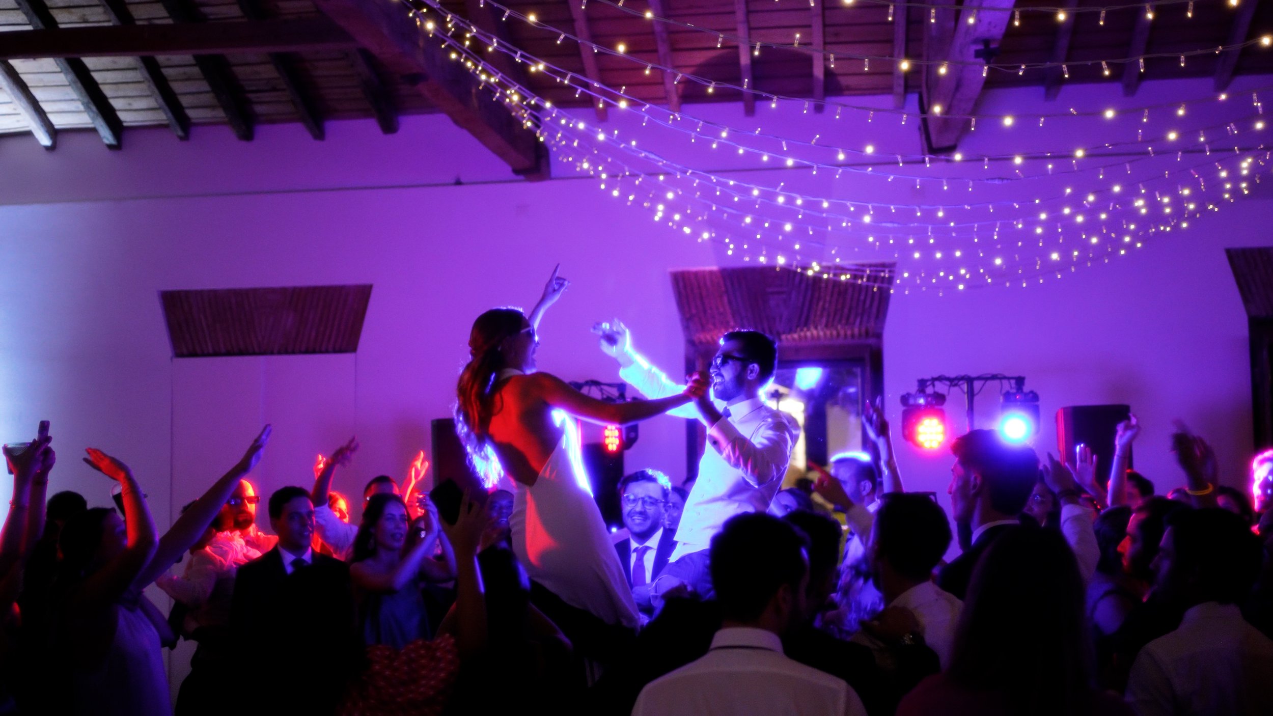 casal de noivos a dançarem rodeados pelos convidados numa pista de dança de arromba