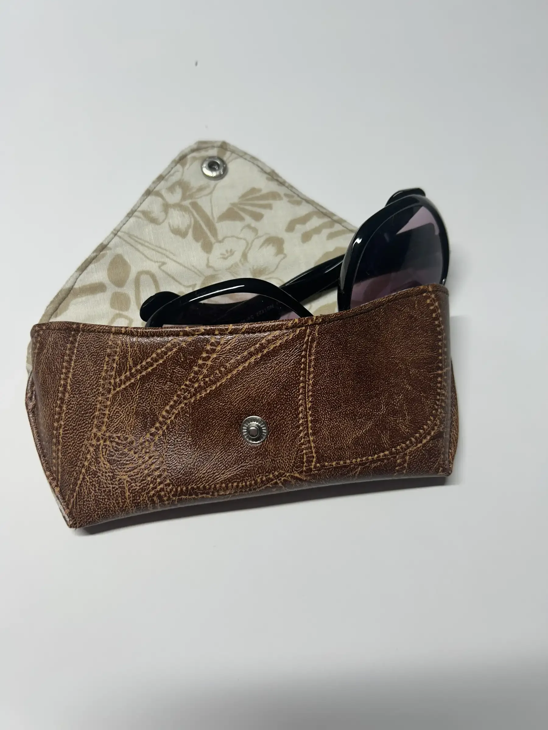 resizeplus_faux leather glasses case 2.webp