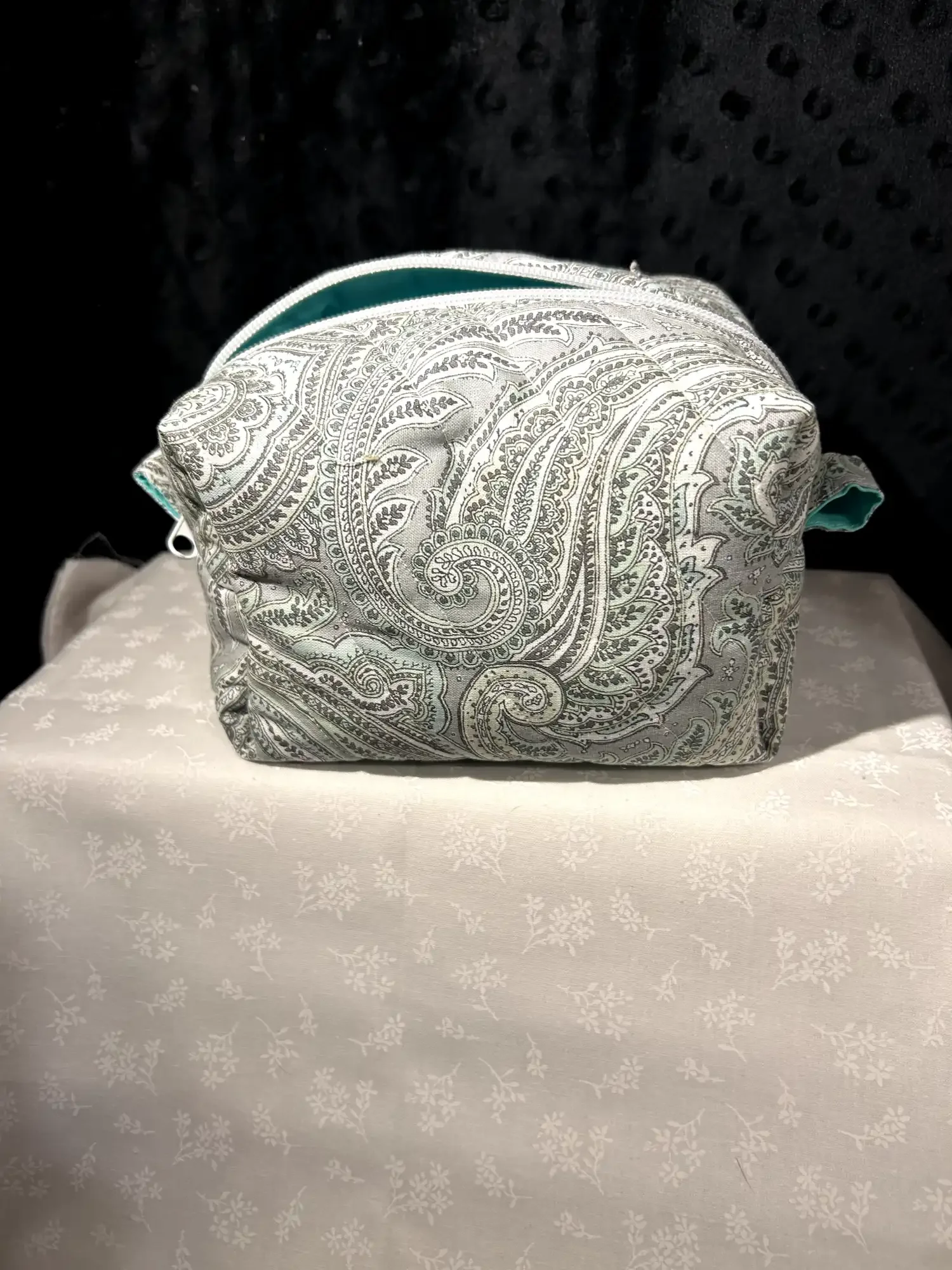 resizeplus_light green white zipper.webp