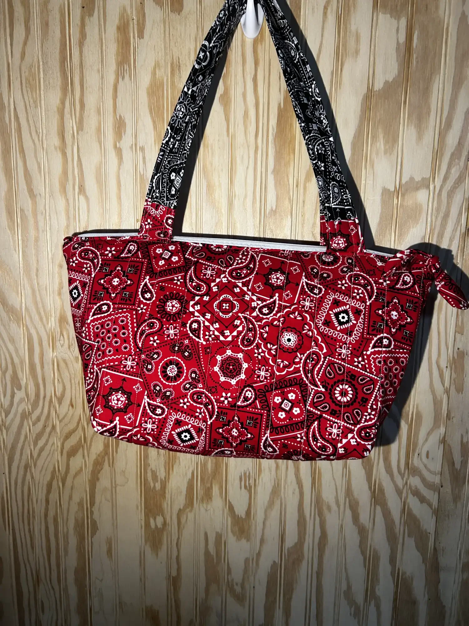 resizeplus_20261013_013953238_red tote.webp