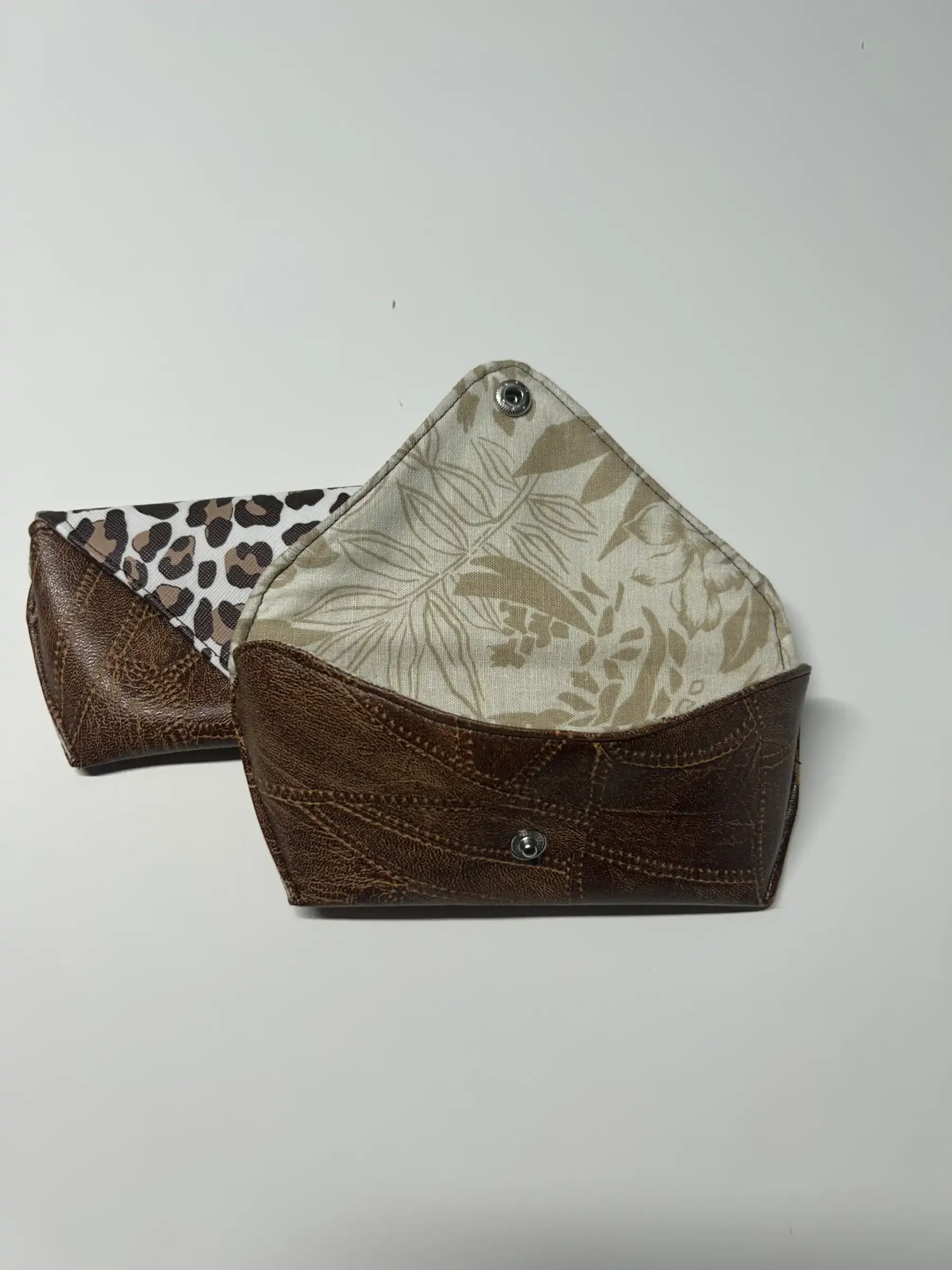 resizeplus_faux leather glasses case 1.webp
