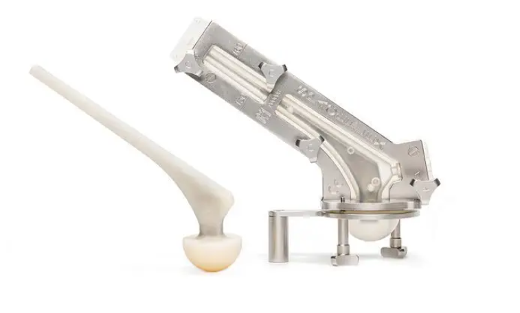 La combinación entre el cemento óseo G21 y los moldes SpaceFlex Hip, asegura la suavidad al contacto de al superficie, entre la cabeza femoral y la cavidad acetabular, minimizando la fricción entre el movimiento, garantizando el nivel de seguridad má