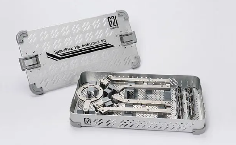 SpaceFlex Hip está compuesto por un sencillo kit de instrumentos reutilizable y moldes modulares estériles desechables con un vástago metálico como refuerzo del núcleo.
La modularidad disponible directamente en el quirófano es uno de los puntos clave