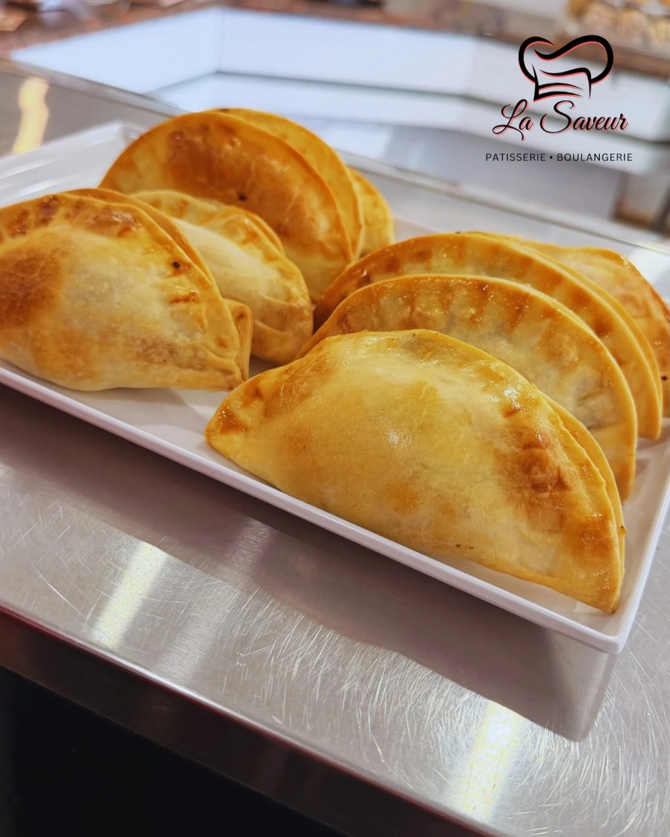 Empanadas chaudes et dor&eacute;es 🥟

La collation parfaite pour le lunch ou une petite faim.
Passez en chercher aujourd&rsquo;hui !
#empanadas #lasaveurmtl #foodtok #latinfood