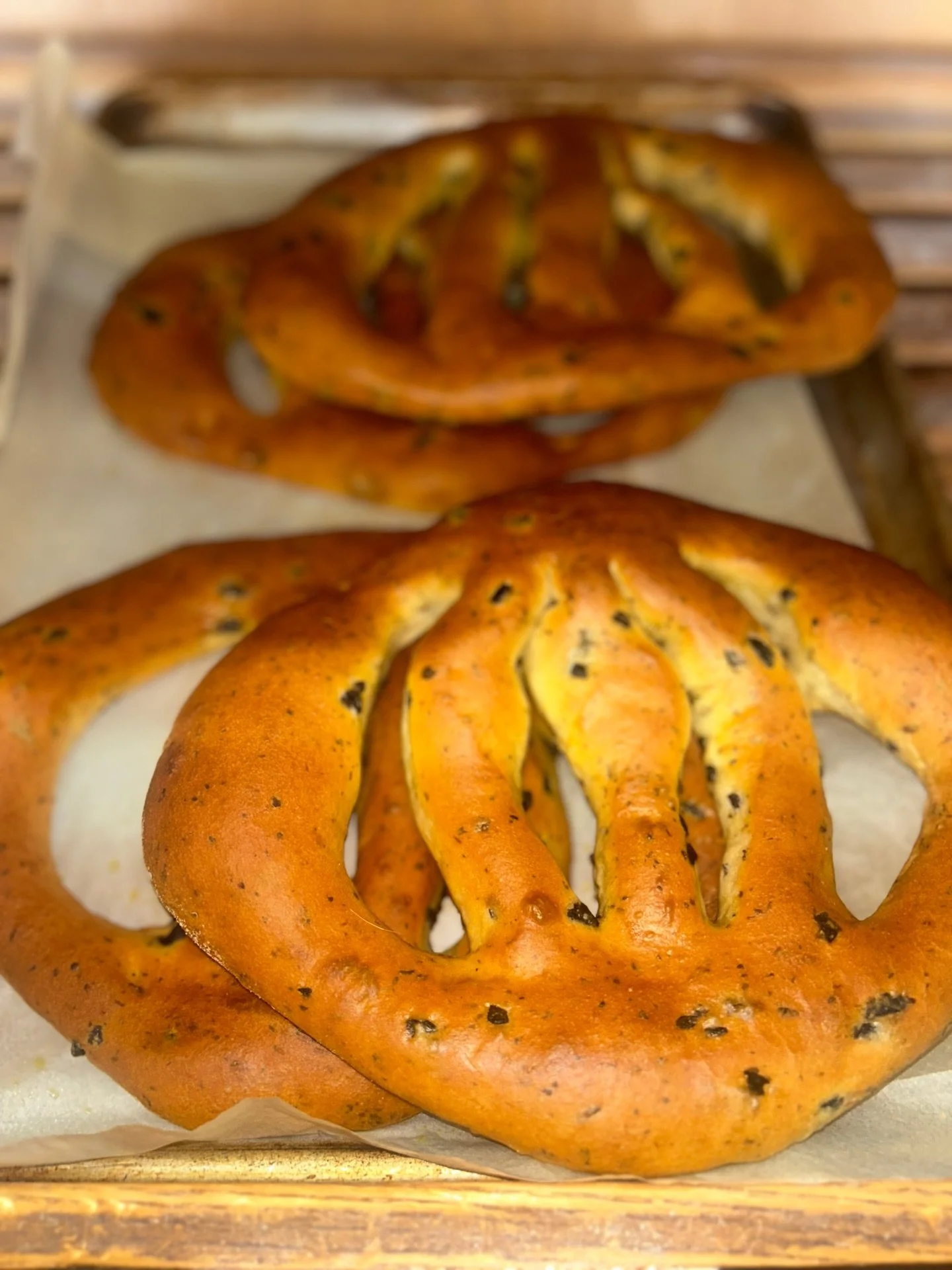✨ NOUVEAUT&Eacute; - Fougasse aux olives 🫒

Dor&eacute;e, moelleuse et pleine de saveurs&hellip; comme on aime 🤍

Disponible d&egrave;s maintenant en boutique, viens la chercher avant qu&rsquo;il n&rsquo;y en ait plus 👀🔥

📍 Montr&eacute;al-Nord
