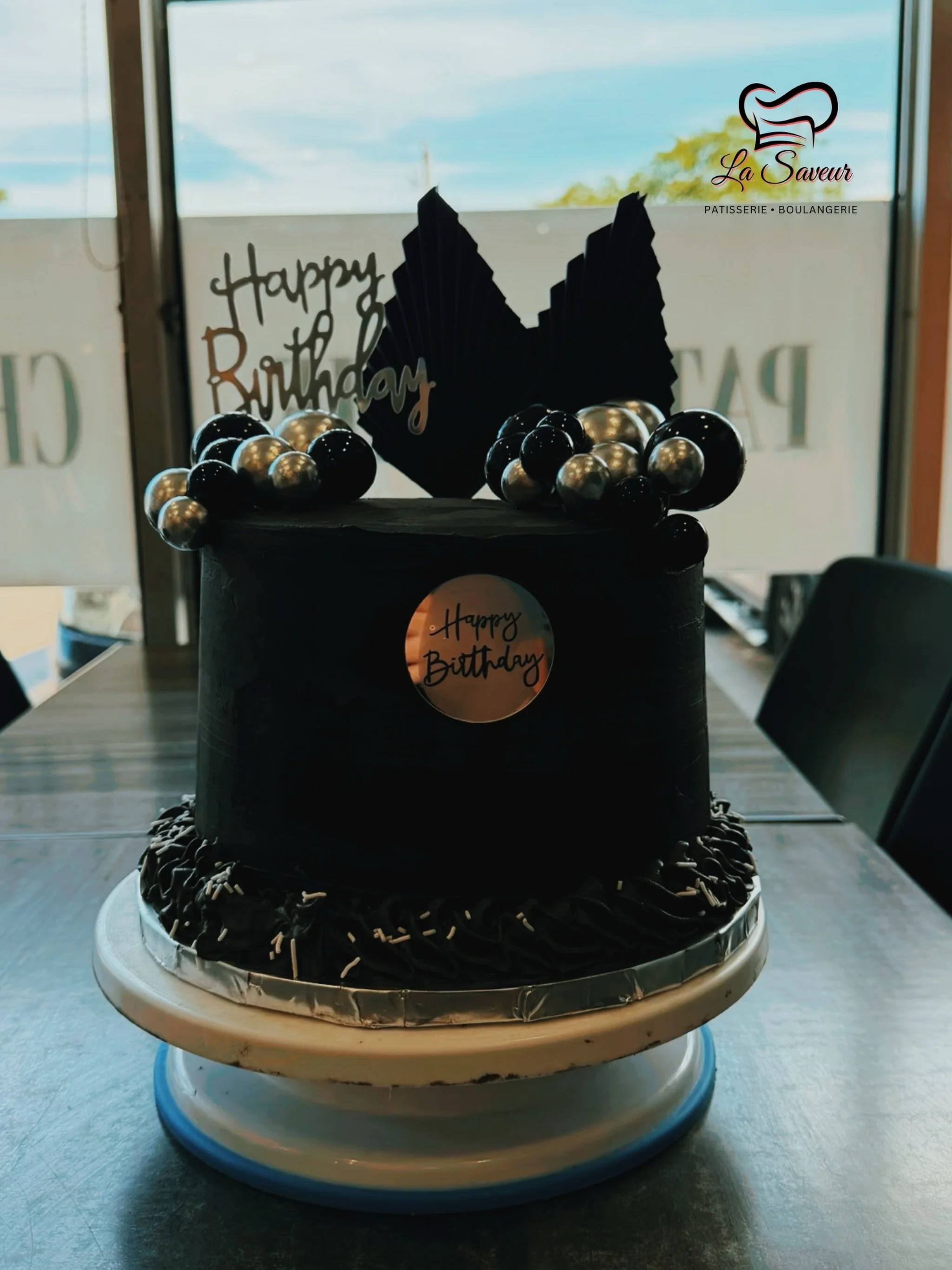 🖤 Elegant, timeless, and made with care.

A custom birthday cake created to make a special celebration even sweeter. ✨🎂

Thank you for choosing La Saveur.

#LaSaveurMTL #BirthdayCake #CustomCake #MontrealBakery #CakeDesign ButtercreamCake